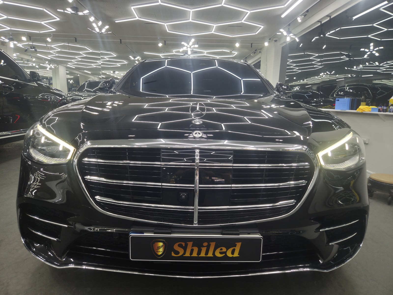 벤츠 S500 검정 트리플코팅 - 부산 쉴드광택 전면 헥사 조명