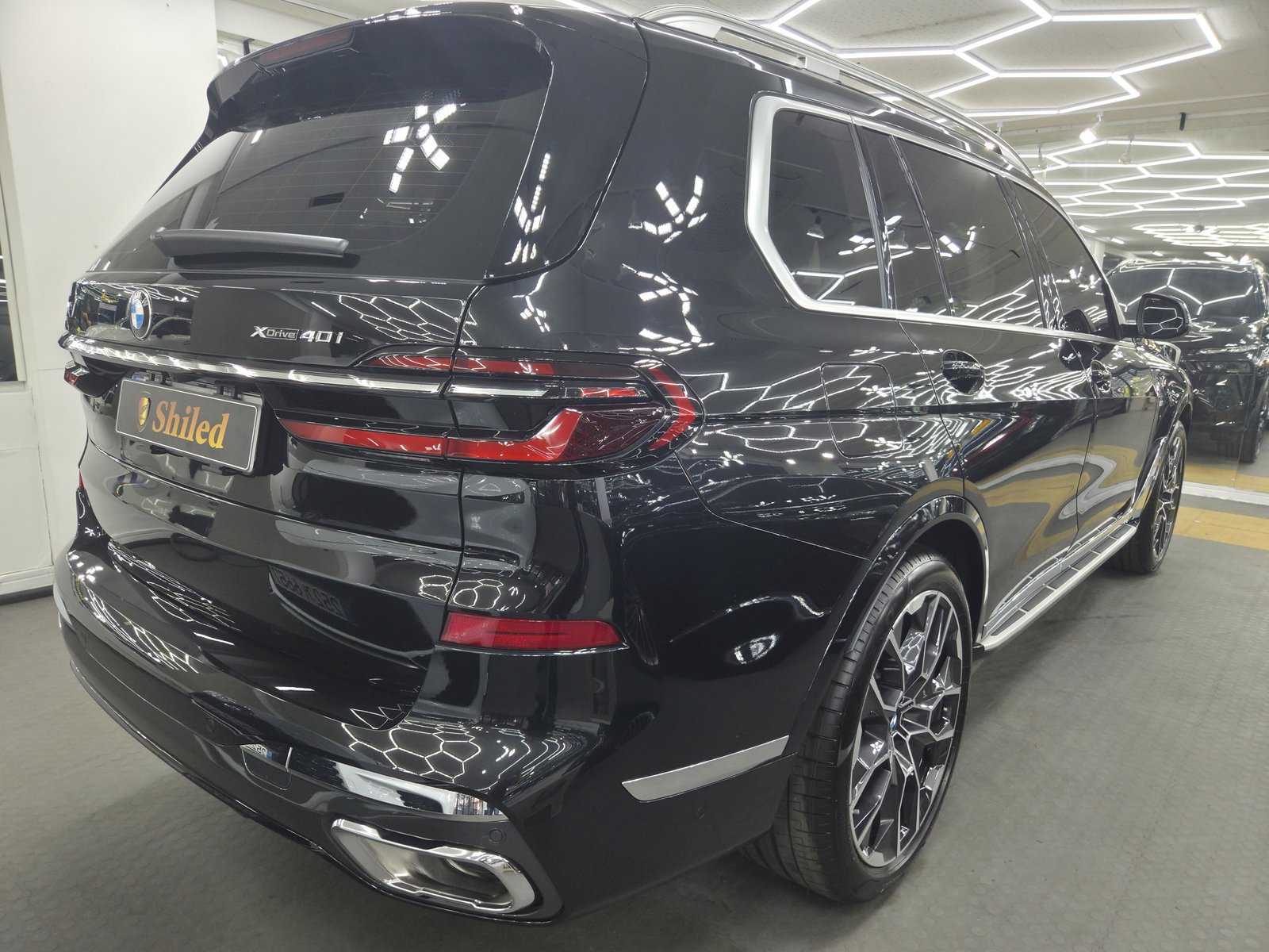 BMW X7 검정 신차 후면 - 부산 쉴드광택 신차코팅