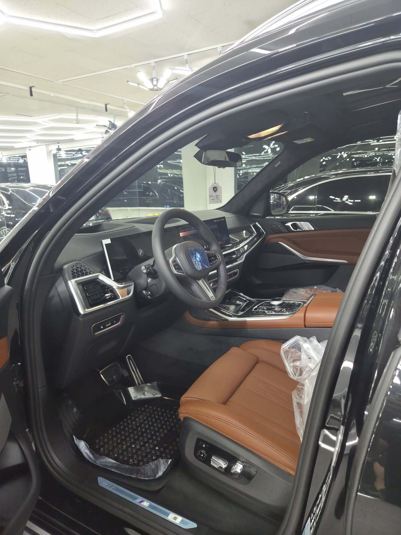 BMW X7 신차 탠 가죽시트 실내 - 출고 전 컨디션