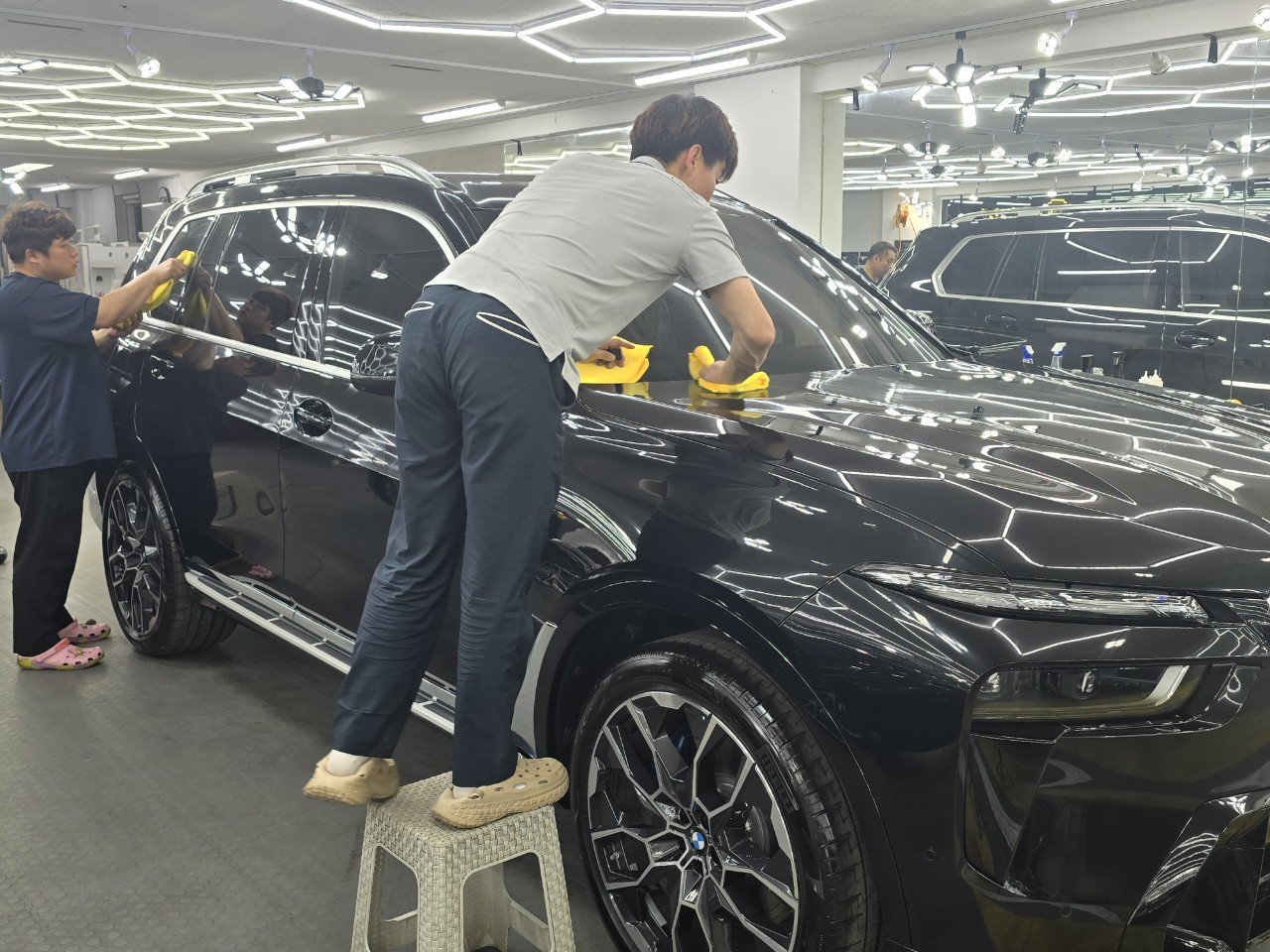 BMW X7 검정 신차 코팅 시공 장면 - 부산 쉴드광택 신차코팅 작업