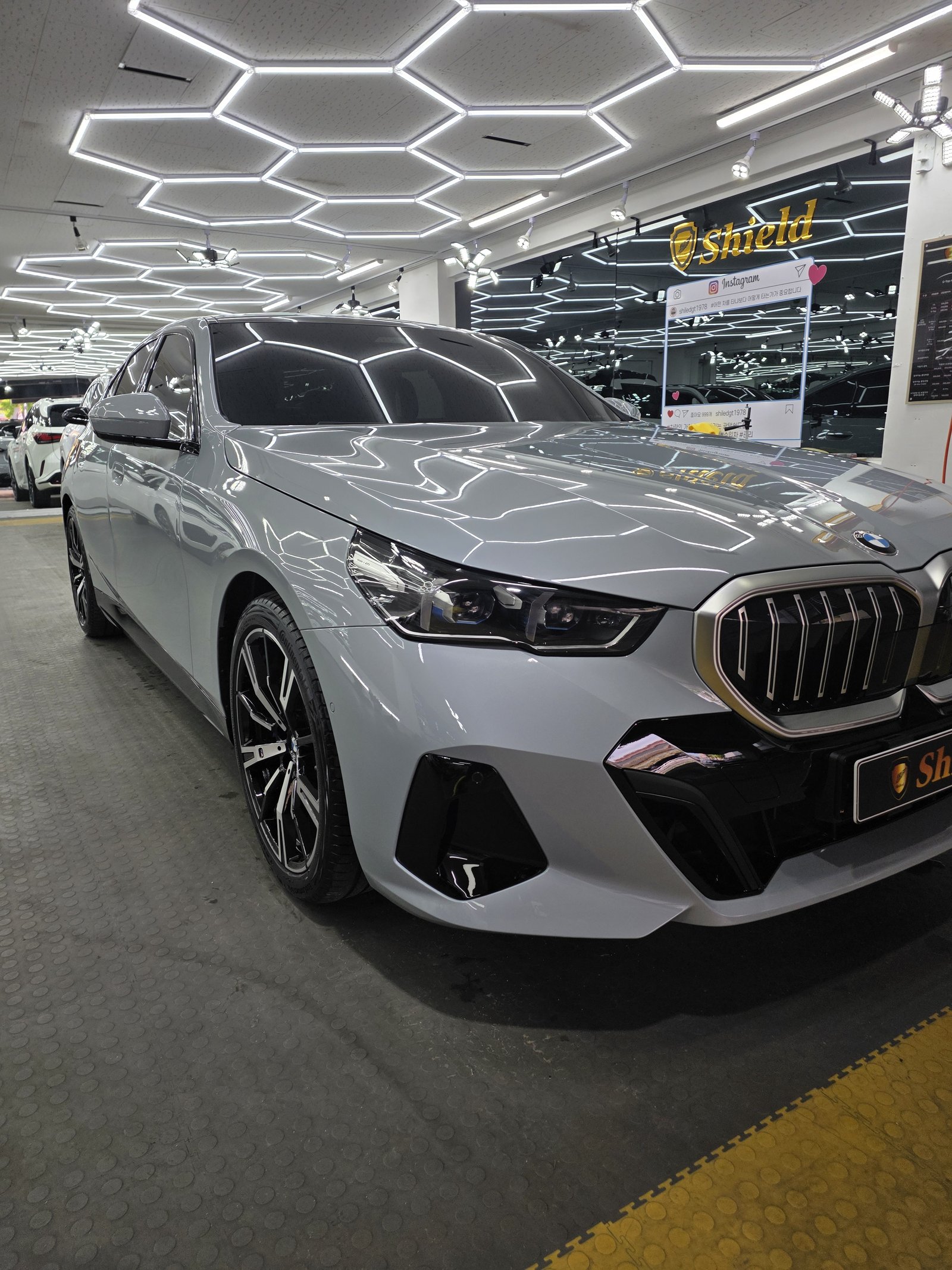 BMW 530i 백색 전측면 글로시 - 부산 유리막코팅
