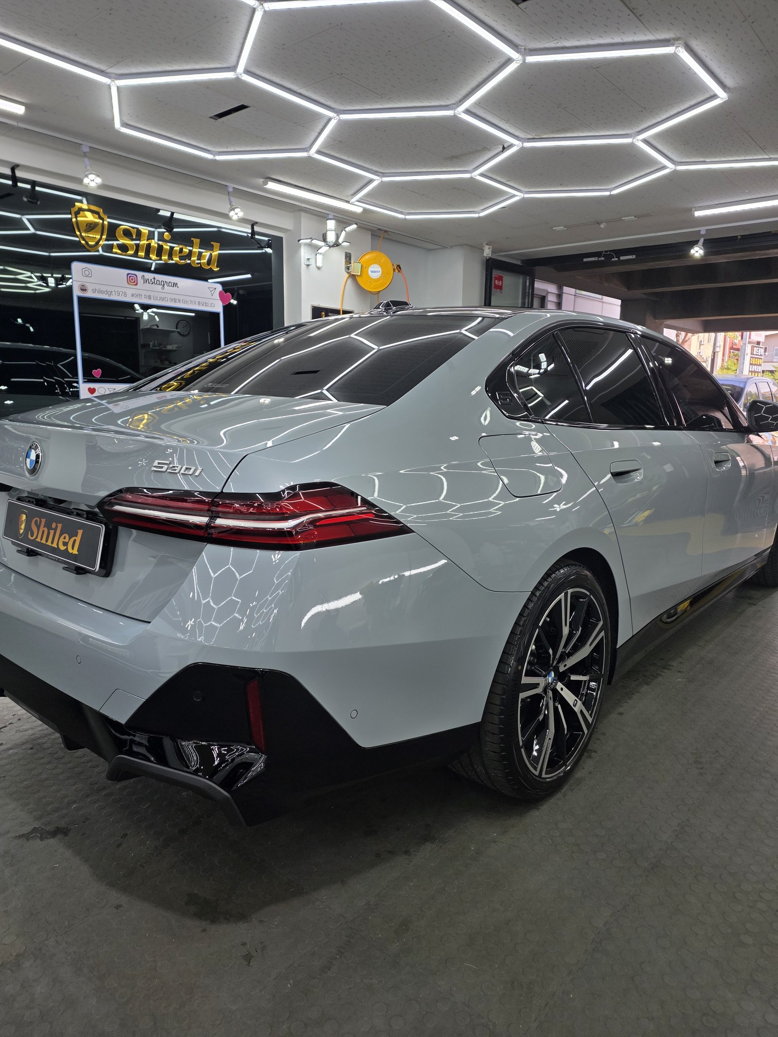 BMW 530i 백색 신차 후측면 - 부산 쉴드광택 신차코팅