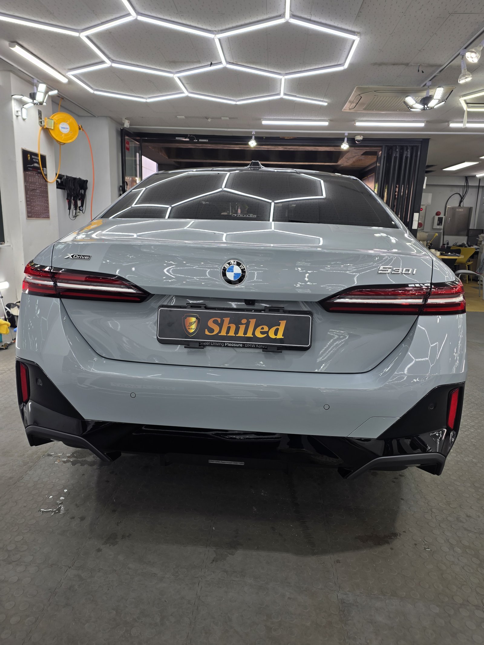 BMW 530i 백색 신차 후면 - 부산 쉴드광택 신차코팅