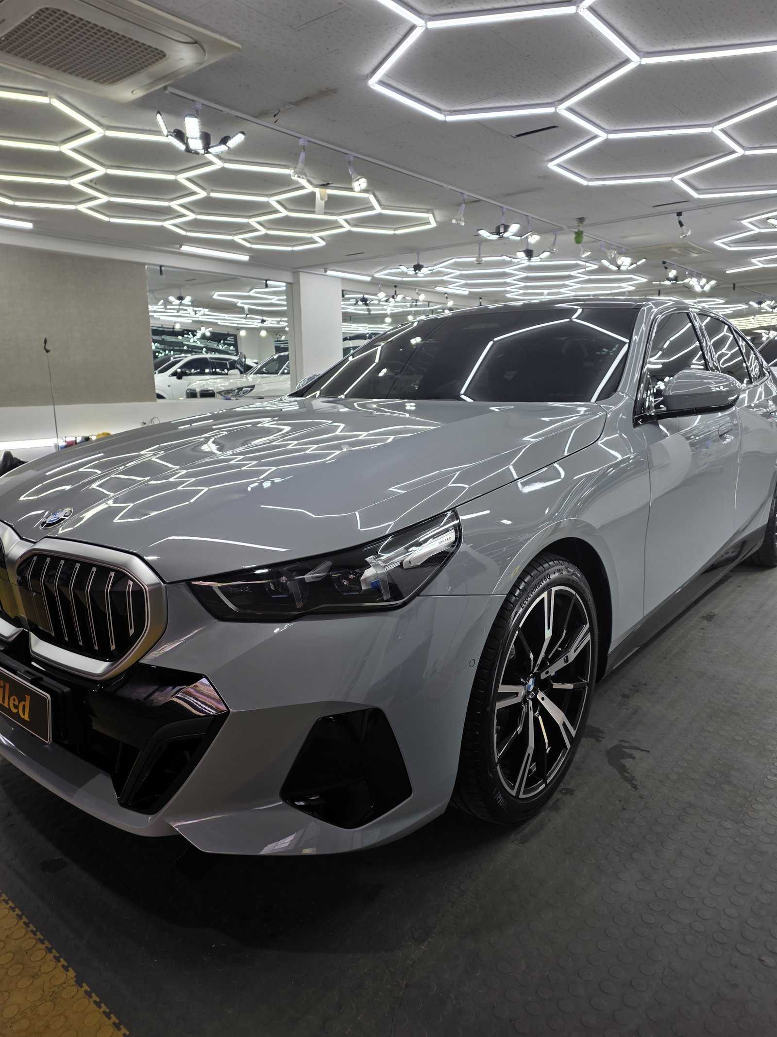 BMW 530i 백색 신차 전측면 다른 각도 - 부산 유리막코팅