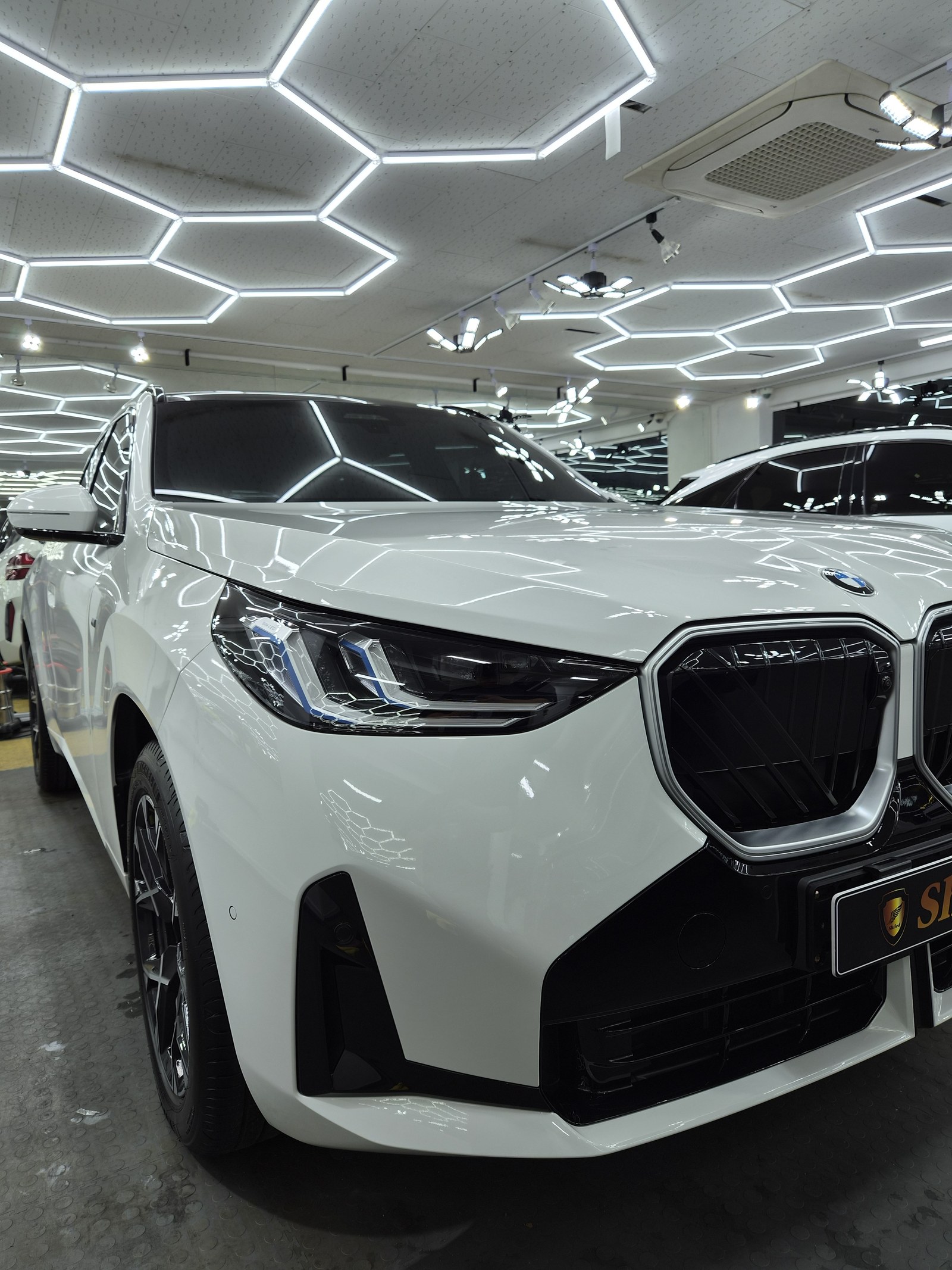 BMW X3 백색 전측면 글로시 - 부산 유리막코팅