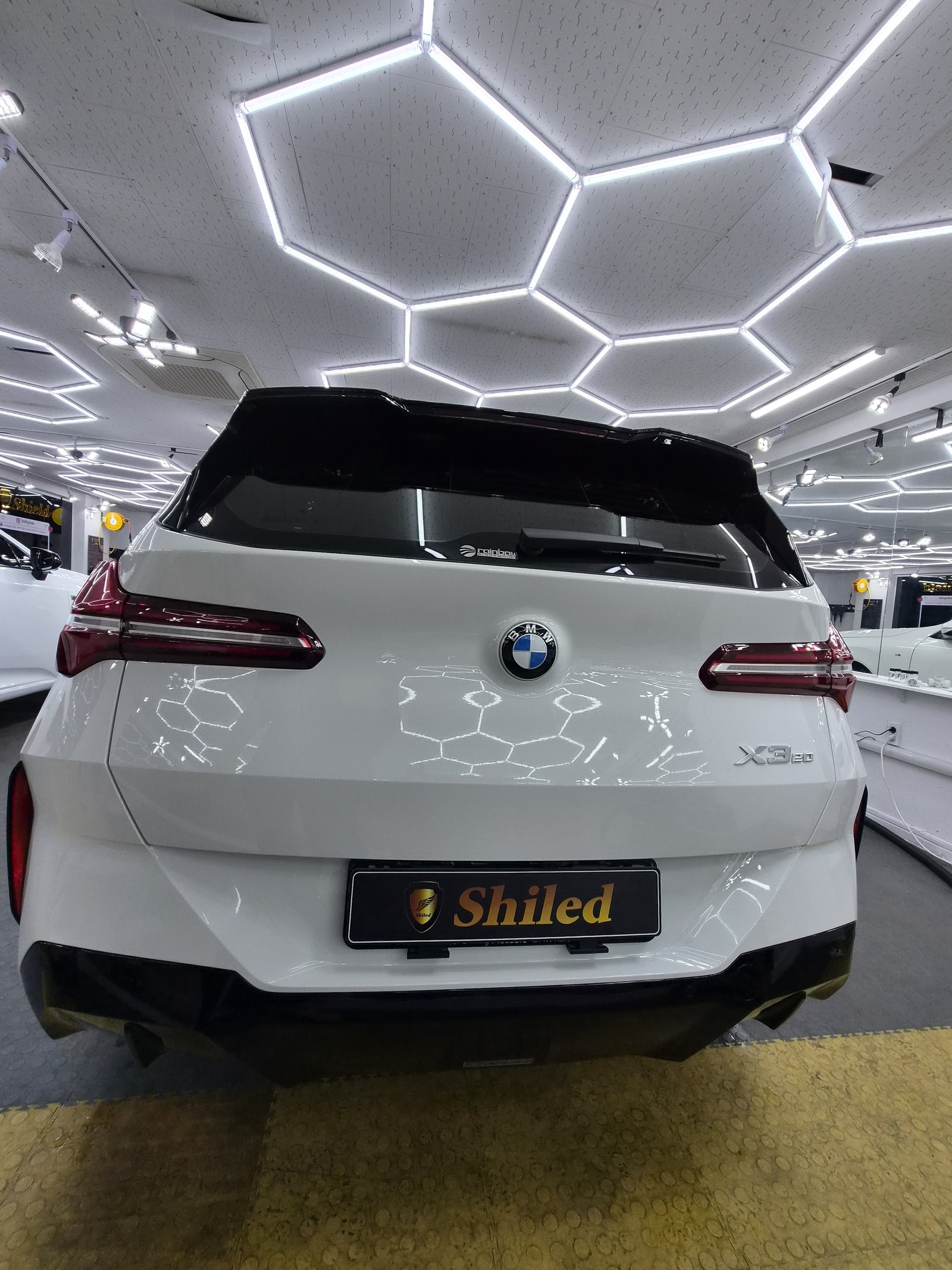 BMW X3 백색 신차 후측면 - 부산 유리막코팅