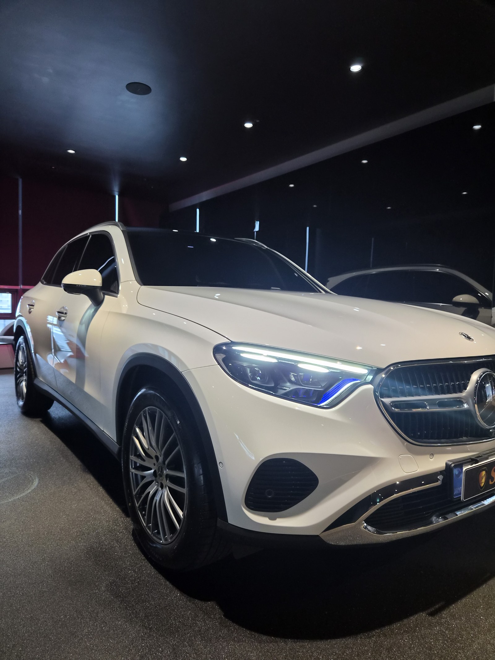 벤츠 GLC300 백색 전측면 글로시 - 부산 유리막코팅