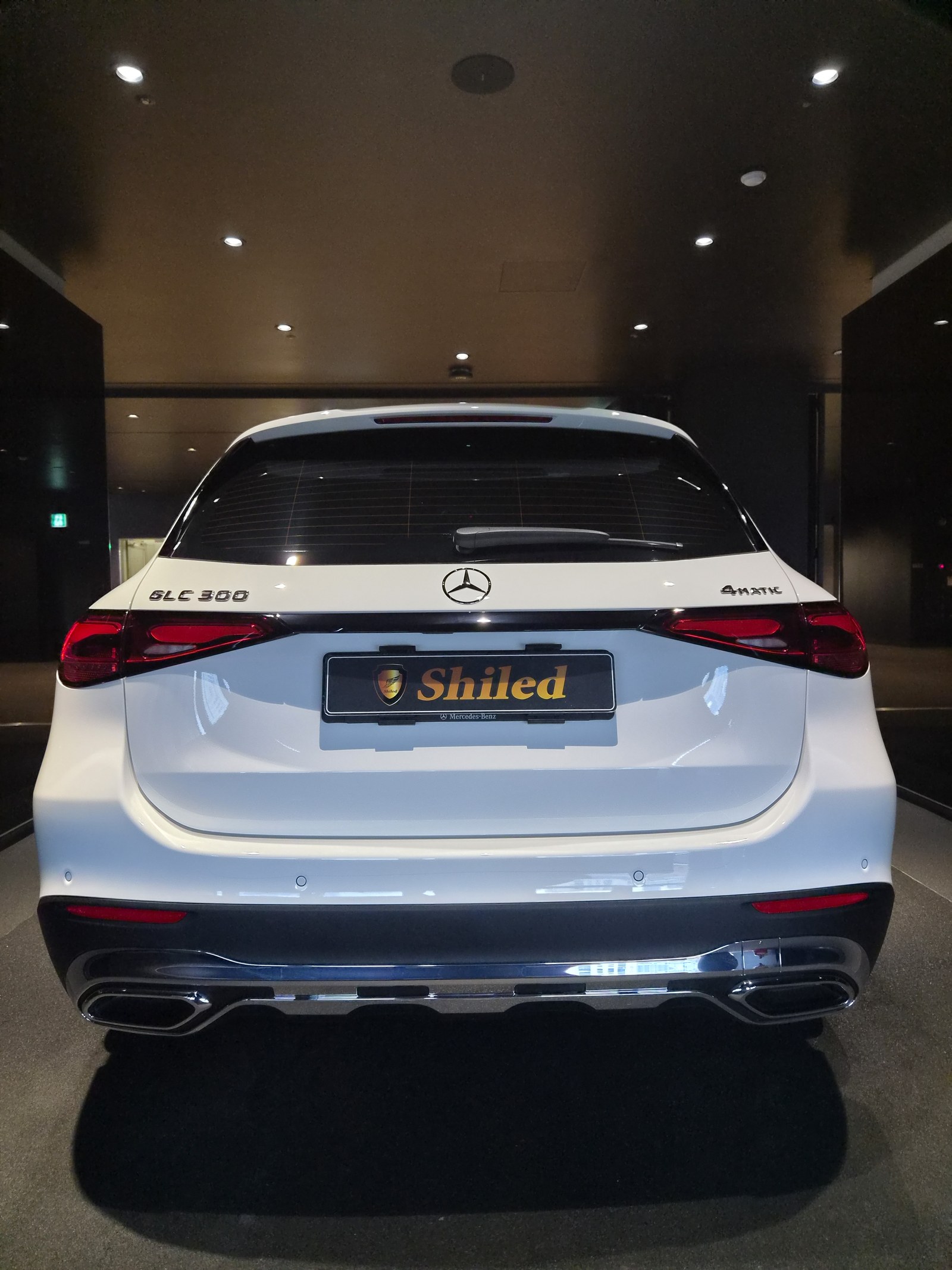 벤츠 GLC300 백색 후측면 - 부산 유리막코팅