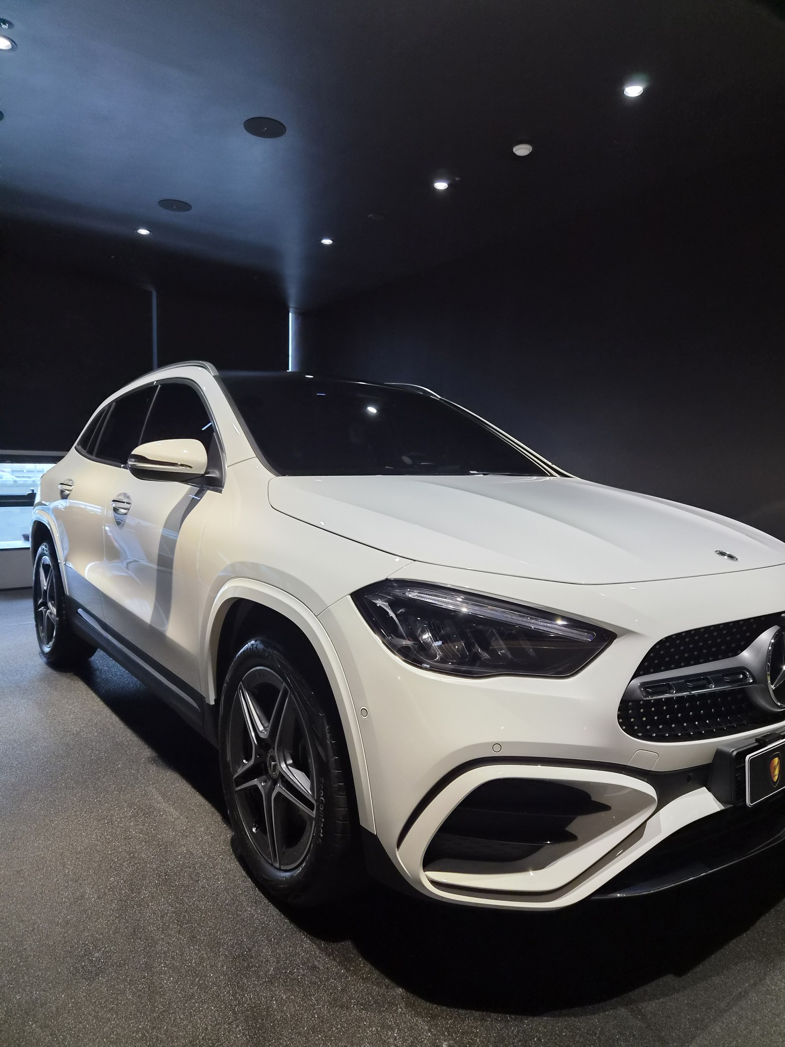 벤츠 GLA250 백색 전측면 글로시 - 부산 유리막코팅
