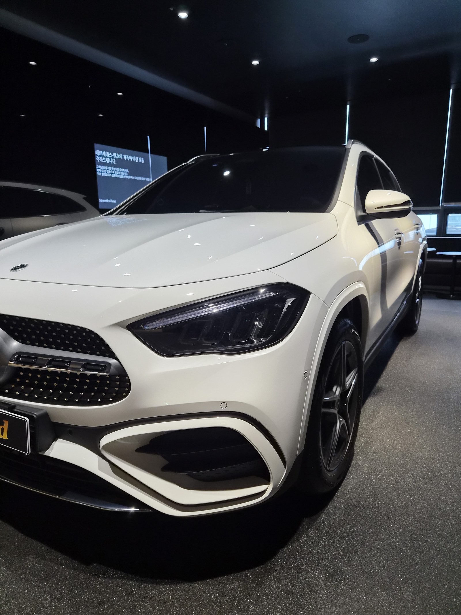 벤츠 GLA250 백색 정면 재확인 - 부산 쉴드광택 신차코팅