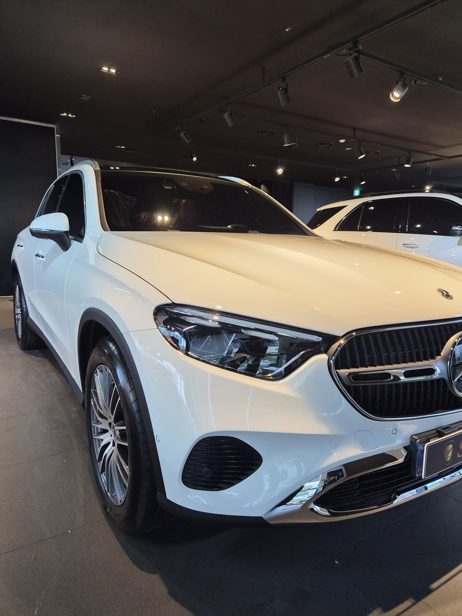 벤츠 GLC300 백색 전측면 글로시 - 부산 유리막코팅