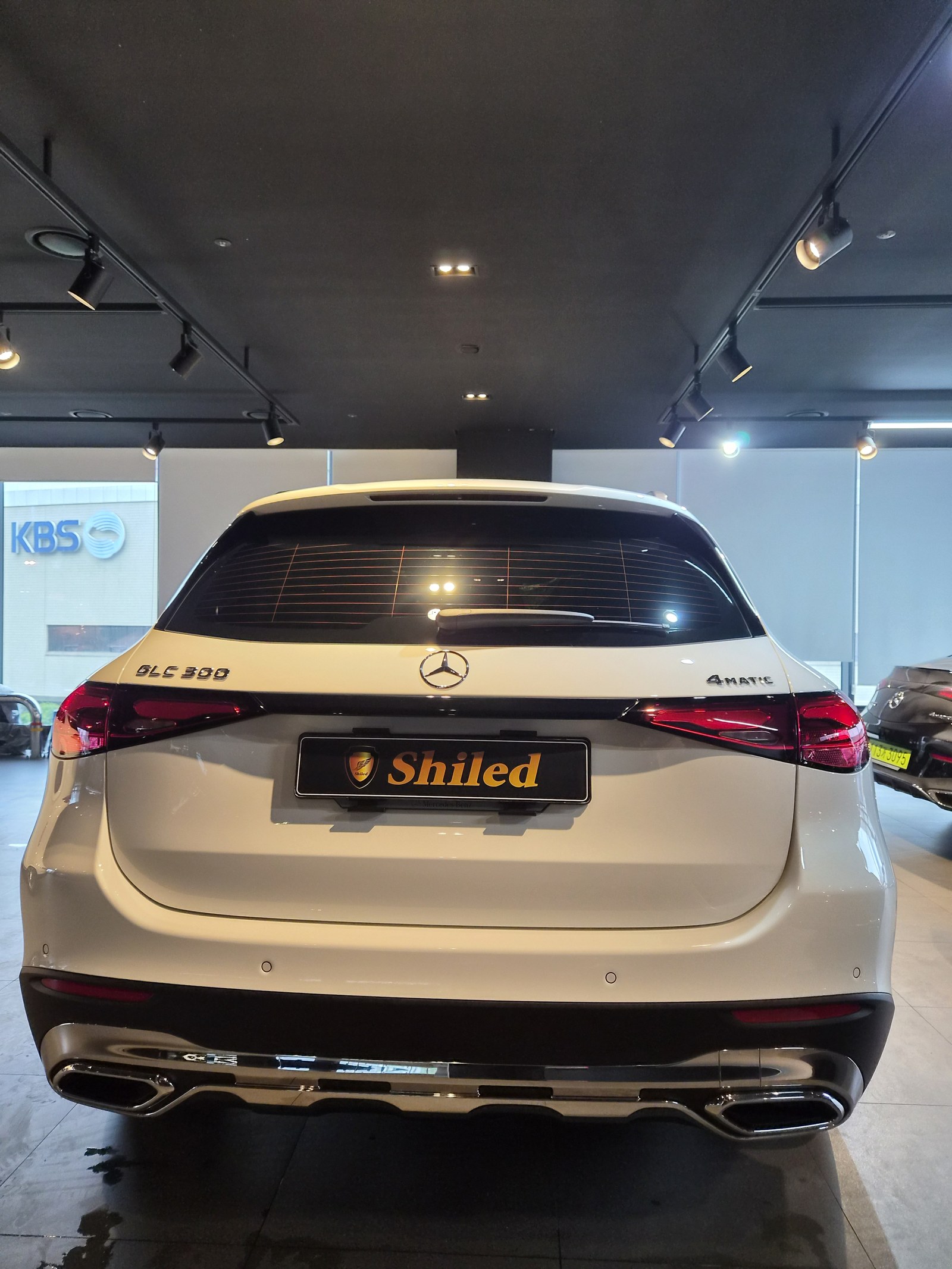 벤츠 GLC300 백색 후측면 - 부산 유리막코팅