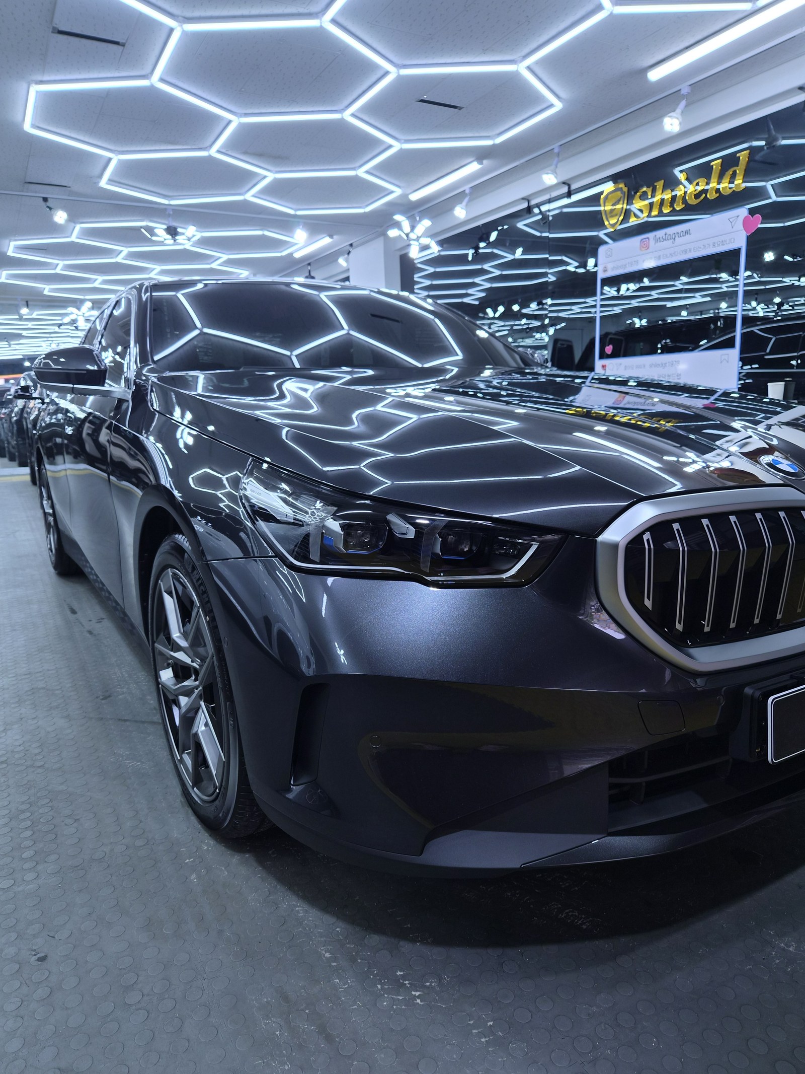 BMW 523d 그레이 전측면 - 부산 유리막코팅