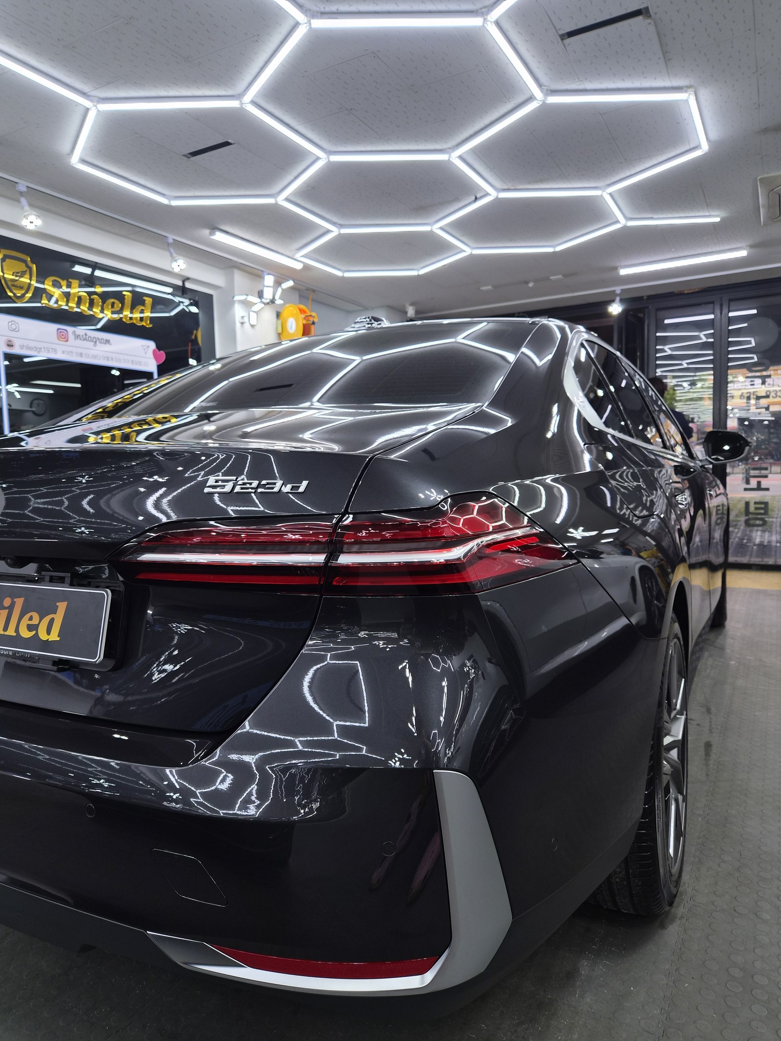 BMW 523d 그레이 후측면 - 부산 쉴드광택 신차코팅