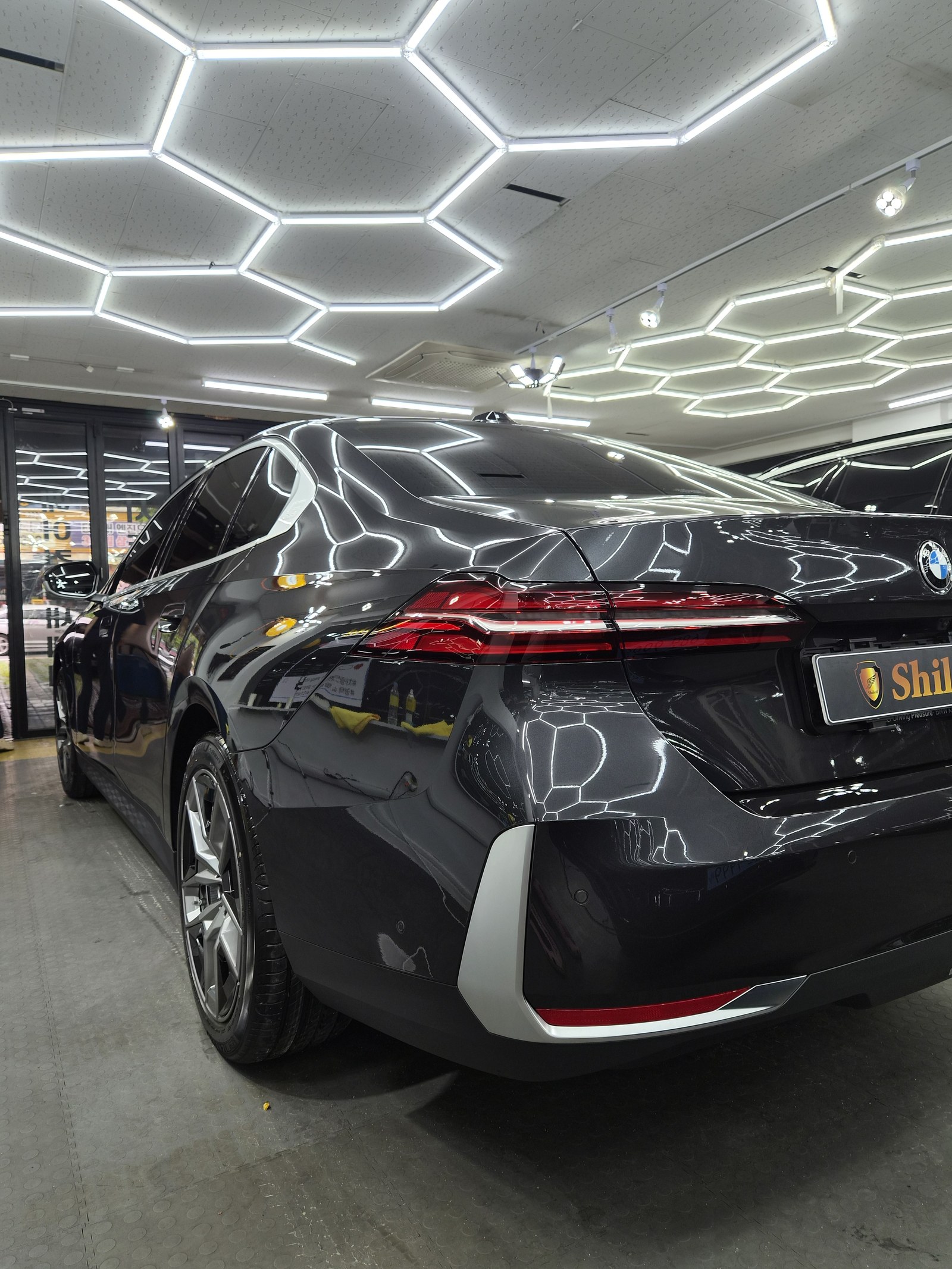 BMW 523d 그레이 정면 재확인 - 부산 유리막코팅