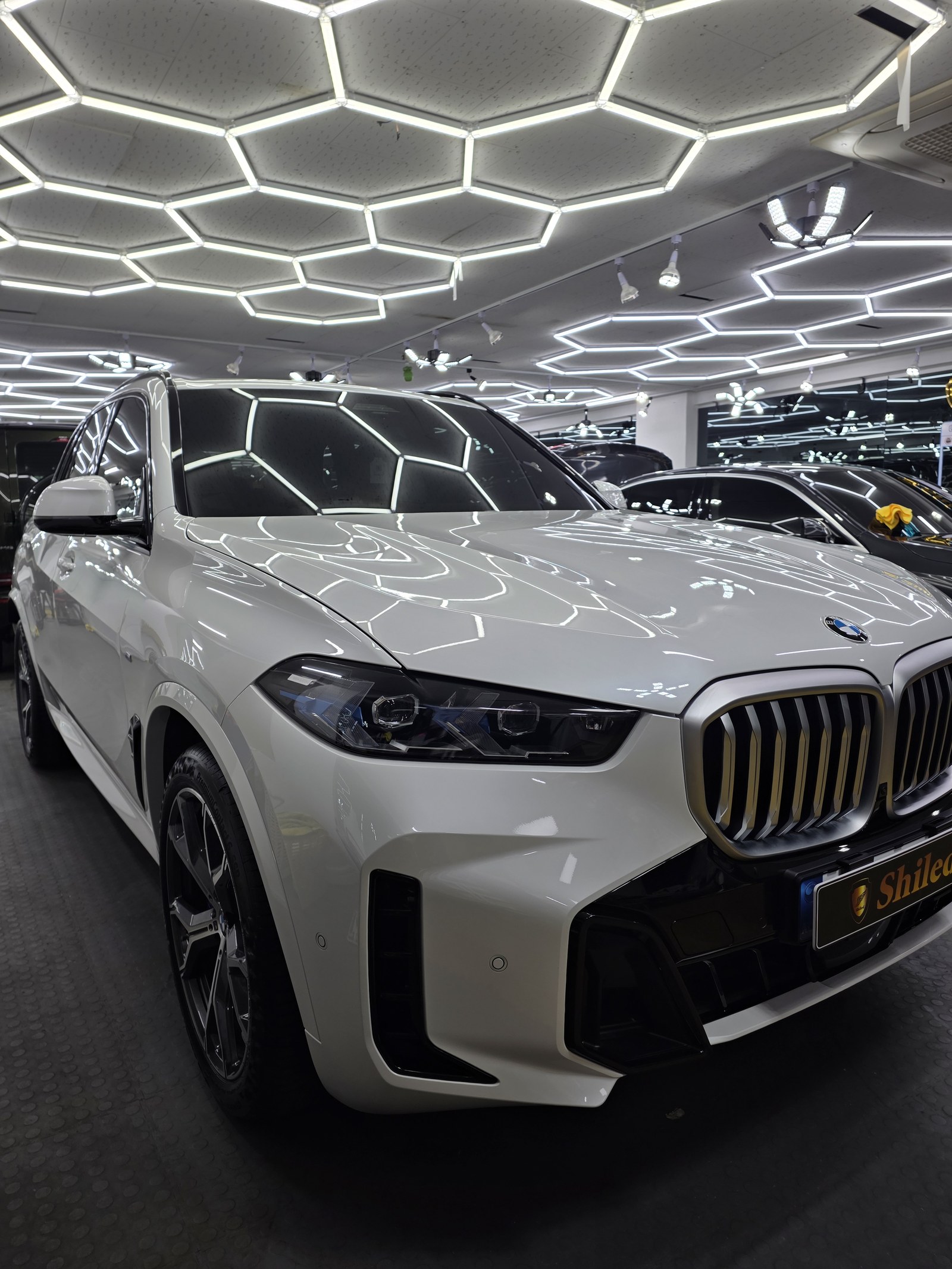 BMW X5 백색 전측면 글로시 - 부산 유리막코팅