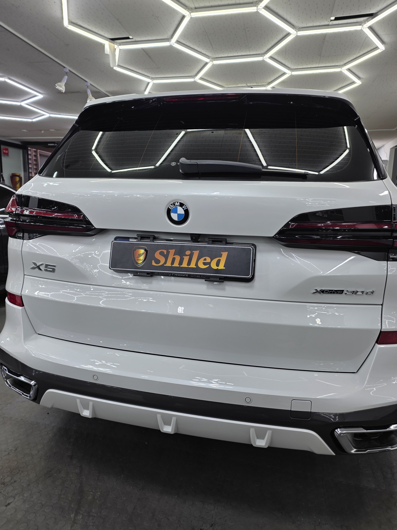 BMW X5 백색 후측면 - 부산 쉴드광택 신차코팅