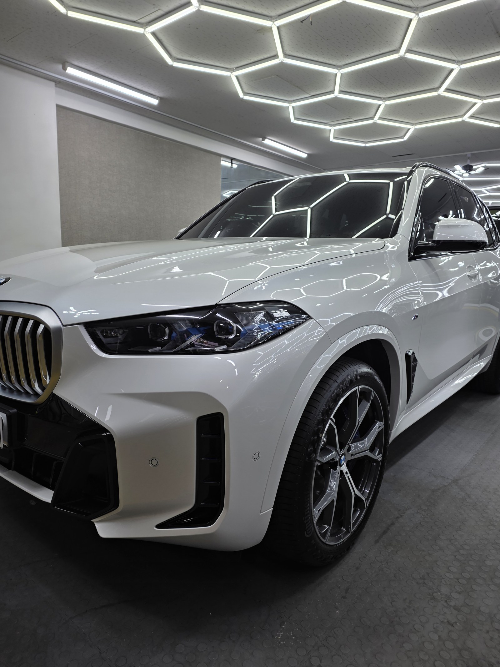 BMW X5 백색 정면 재확인 - 부산 유리막코팅