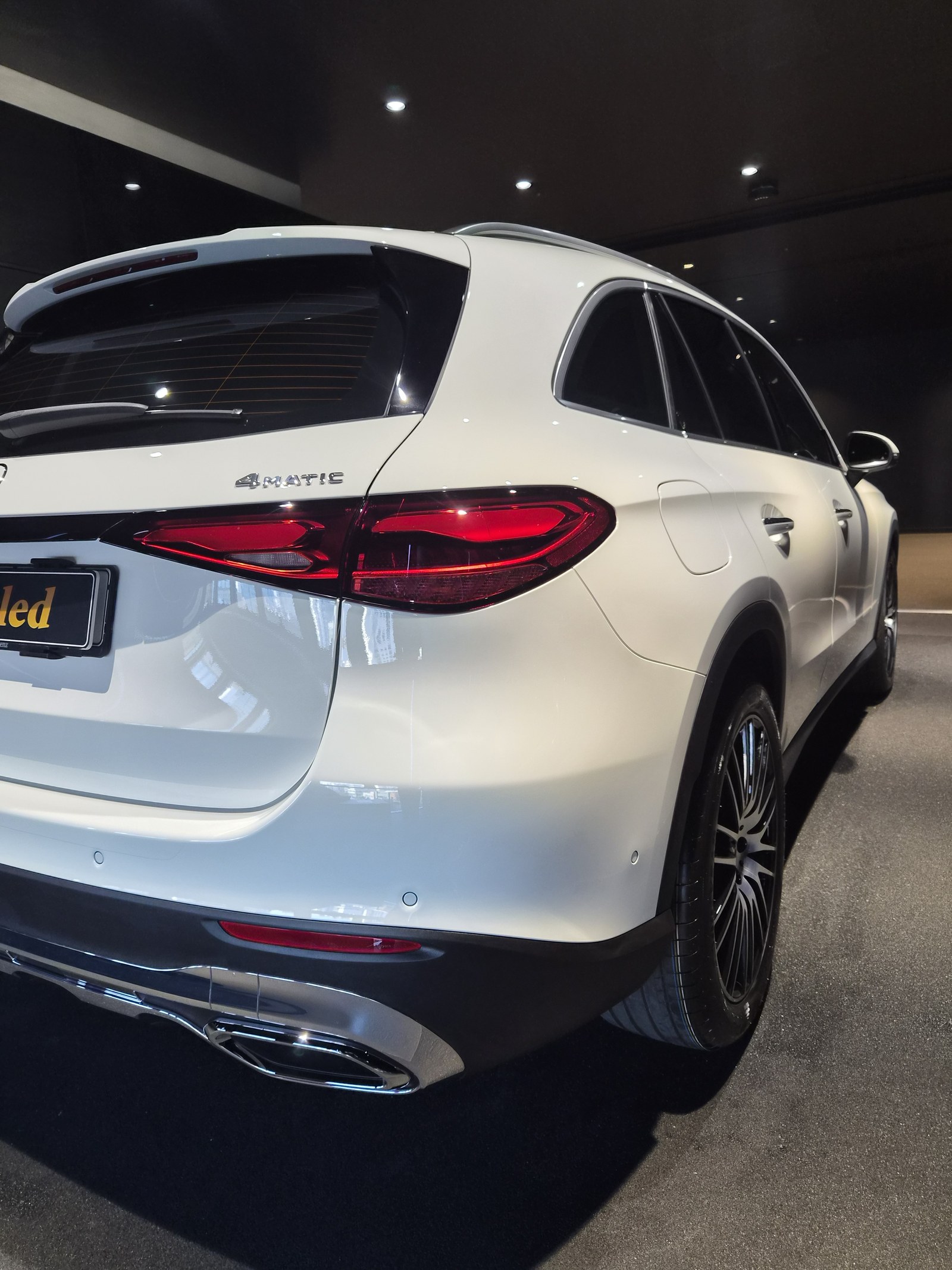 벤츠 GLC300 백색 후측면 - 부산 쉴드광택 신차코팅
