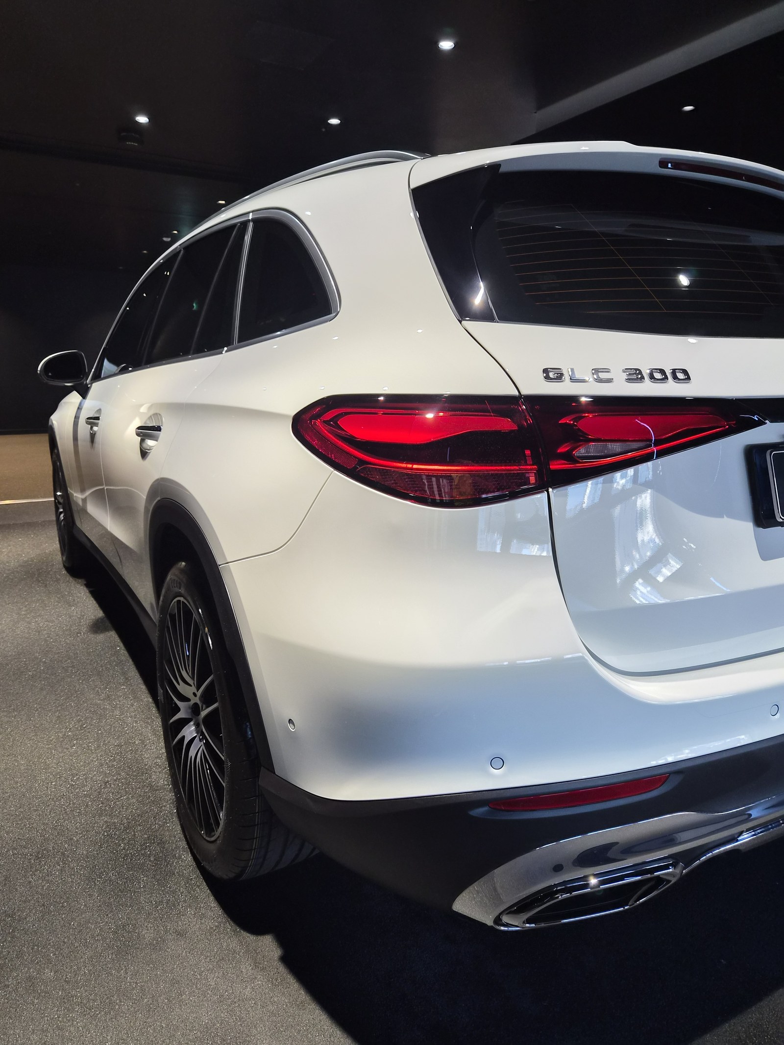 벤츠 GLC300 백색 후측면2 - 부산 쉴드광택 신차코팅