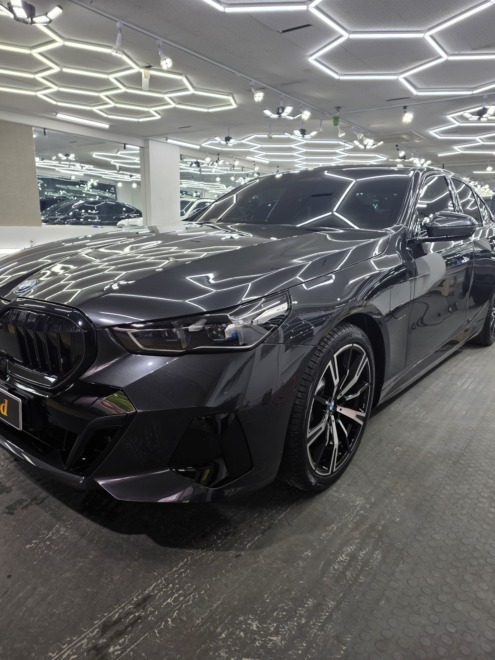 BMW 523e 그레이 전측면 - 부산 유리막코팅