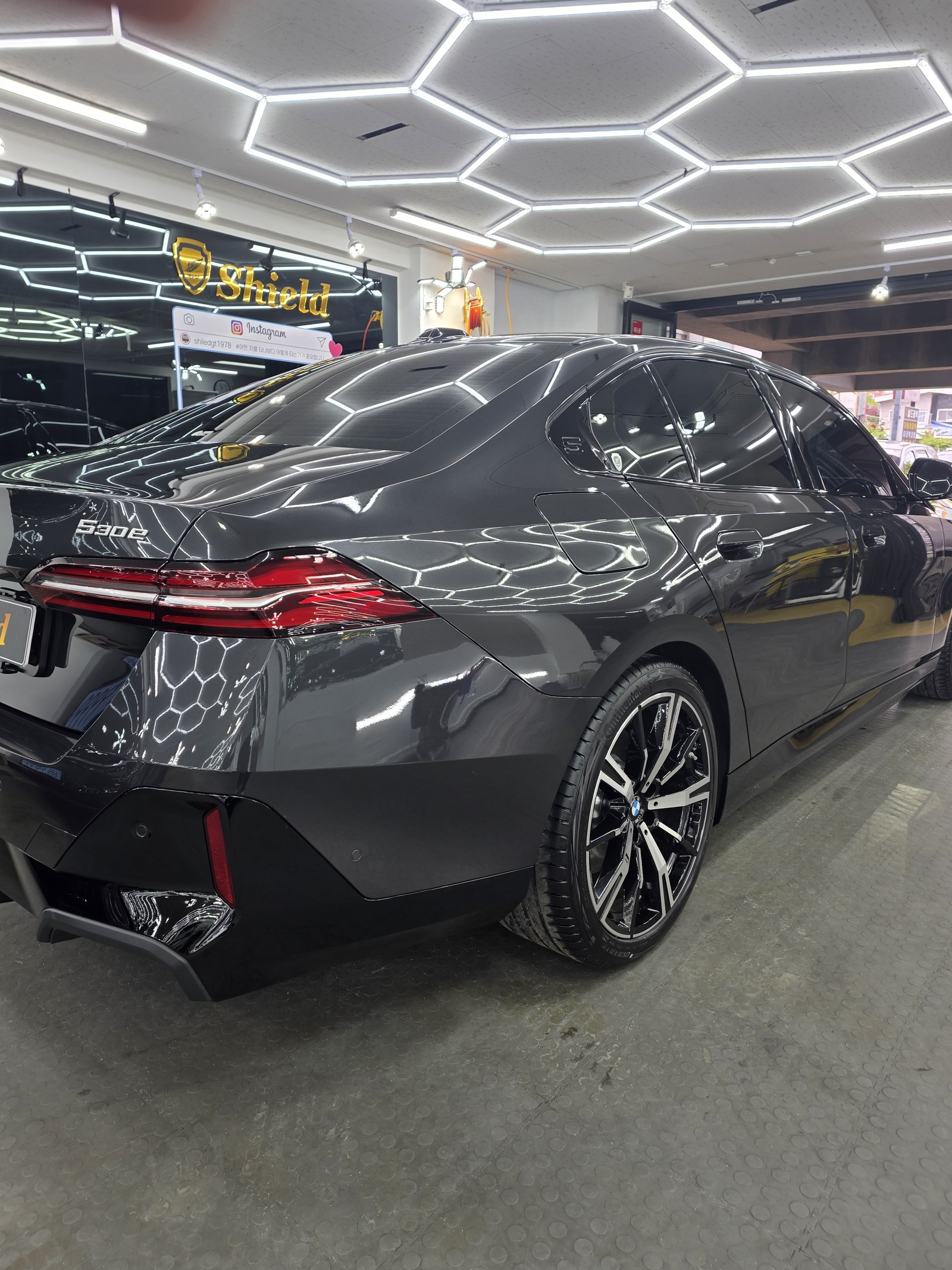 BMW 523e 그레이 후측면 - 부산 쉴드광택 신차코팅