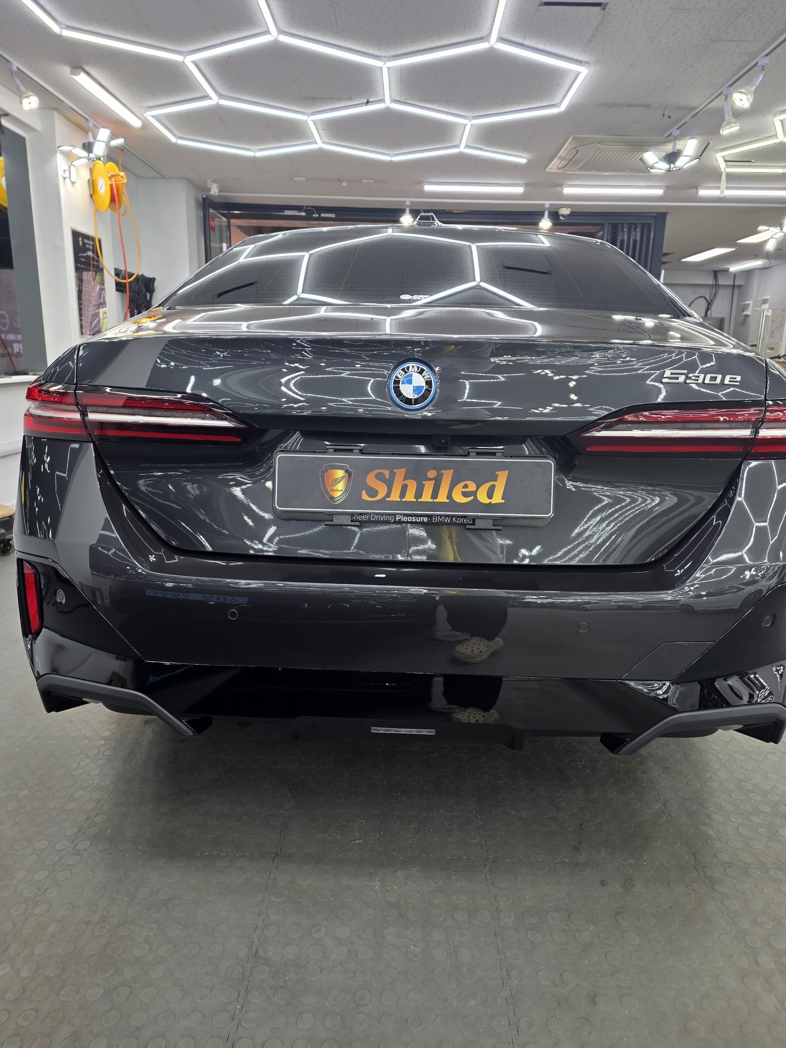 BMW 523e 그레이 후면 - 부산 유리막코팅