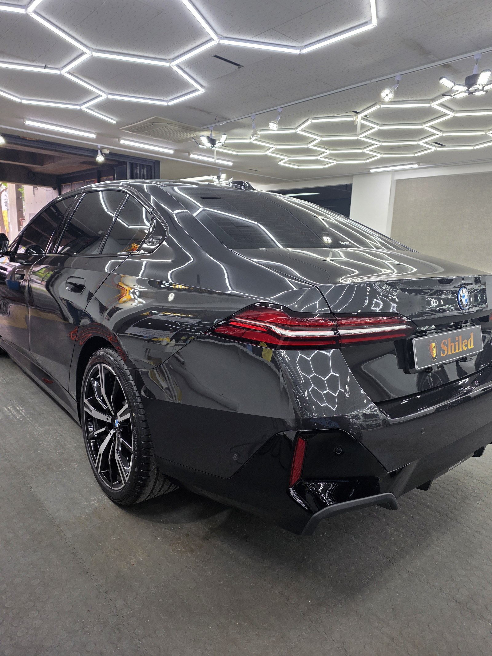 BMW 523e 그레이 후측면2 - 부산 쉴드광택 신차코팅