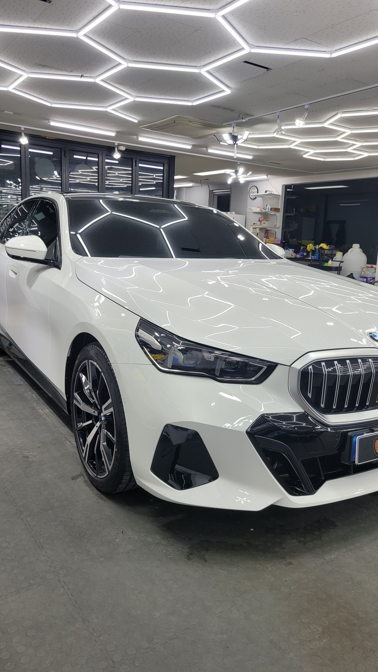 BMW 530i 백색 신차 F5 유리막코팅 - 부산 쉴드광택 전면