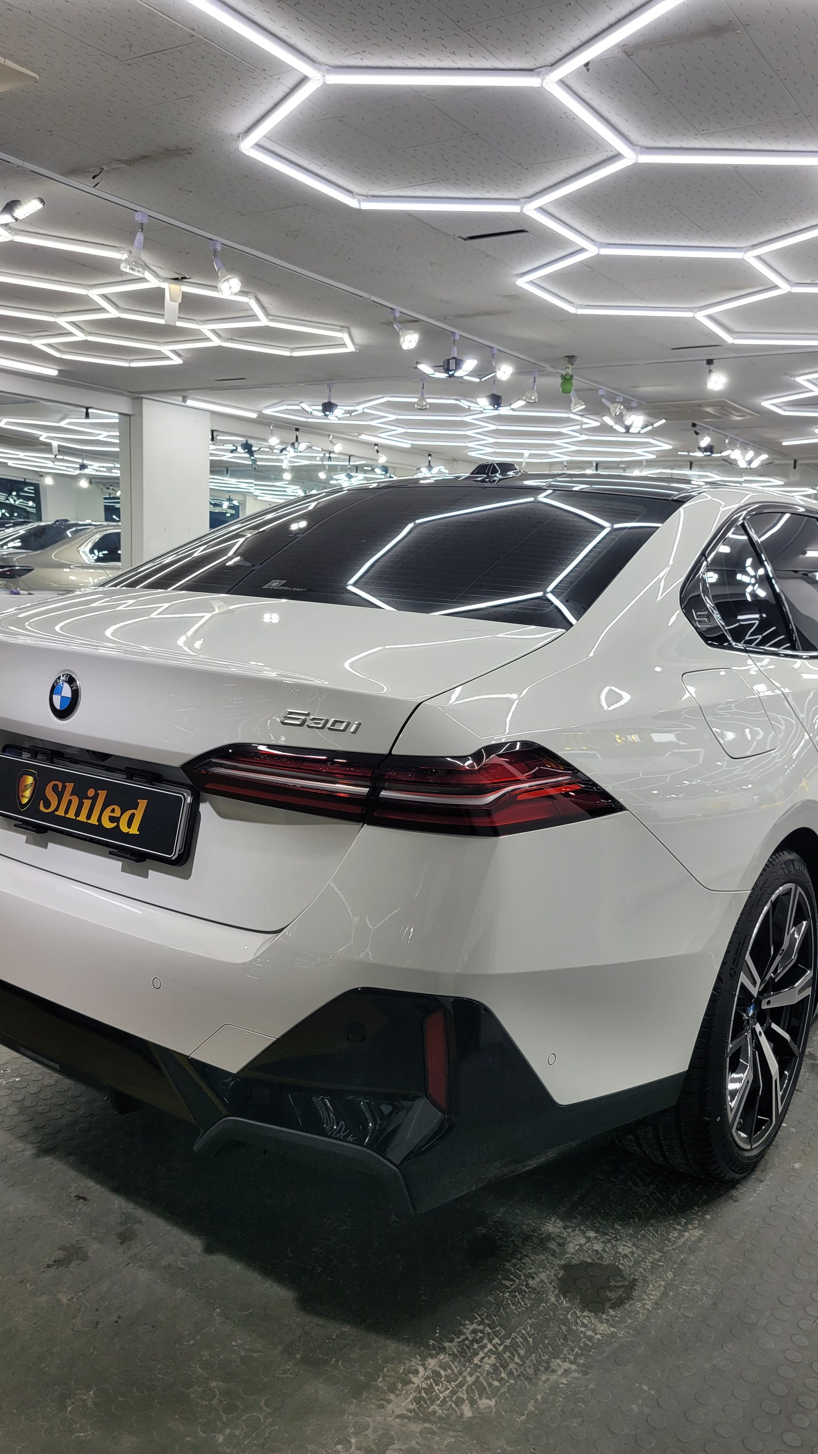 BMW 530i 백색 전측면 글로시 - 부산 유리막코팅