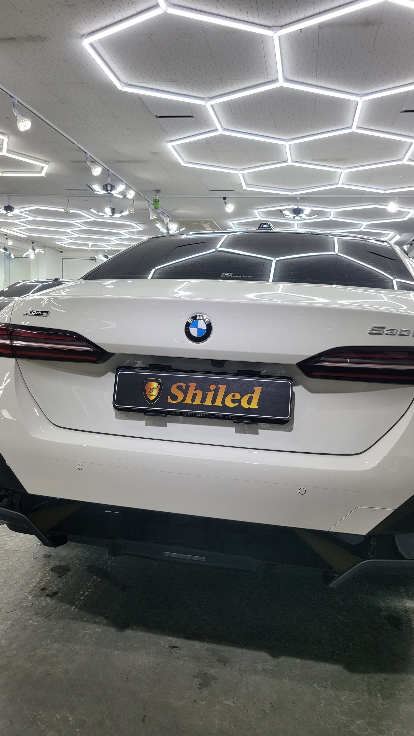 BMW 530i 백색 후측면 - 부산 쉴드광택 신차코팅