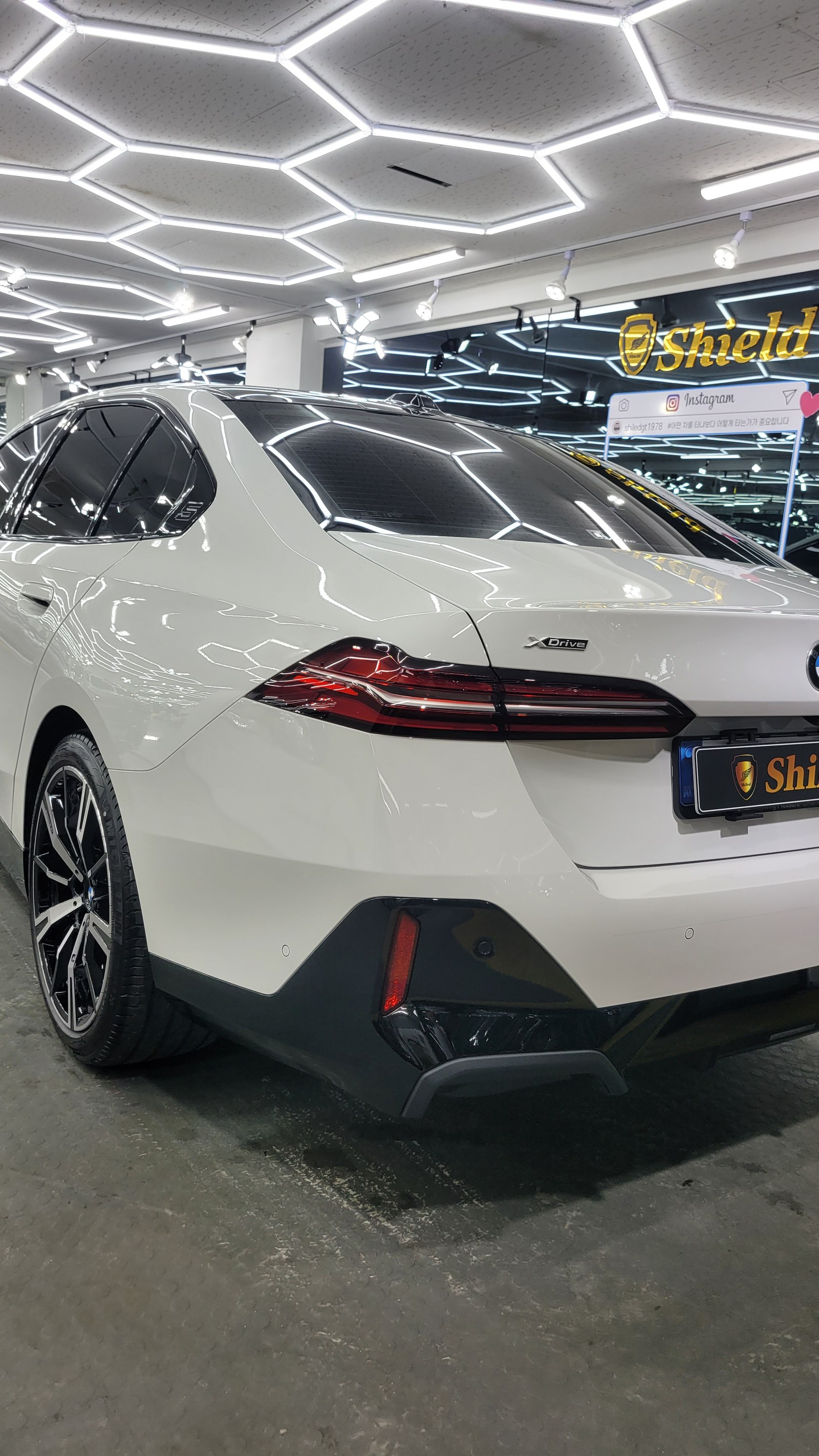 BMW 530i 백색 후면 - 부산 유리막코팅
