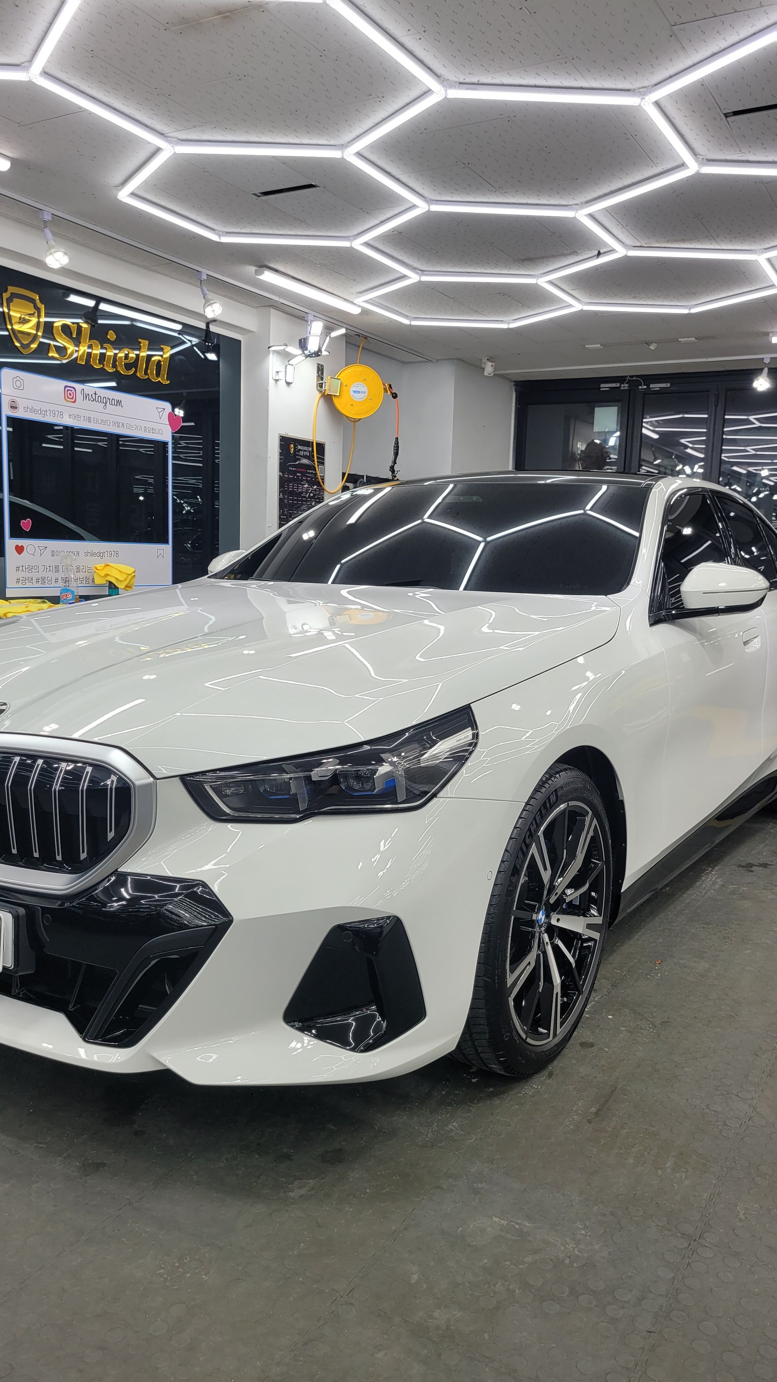 BMW 530i 백색 전측면 클로즈업 - 부산 쉴드광택 신차코팅