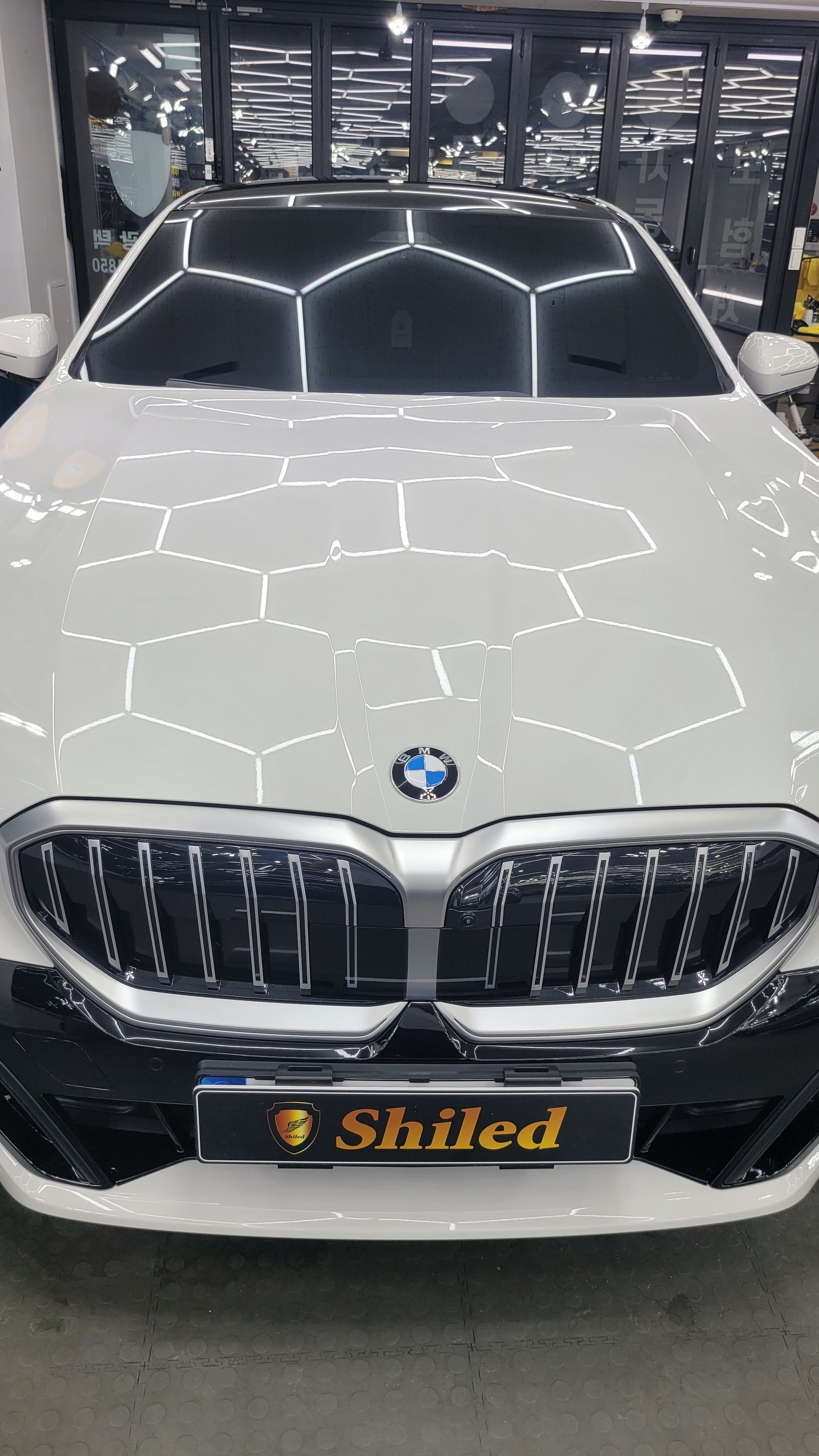 BMW 530i 백색 전면 그릴 마무리 - 부산 유리막코팅