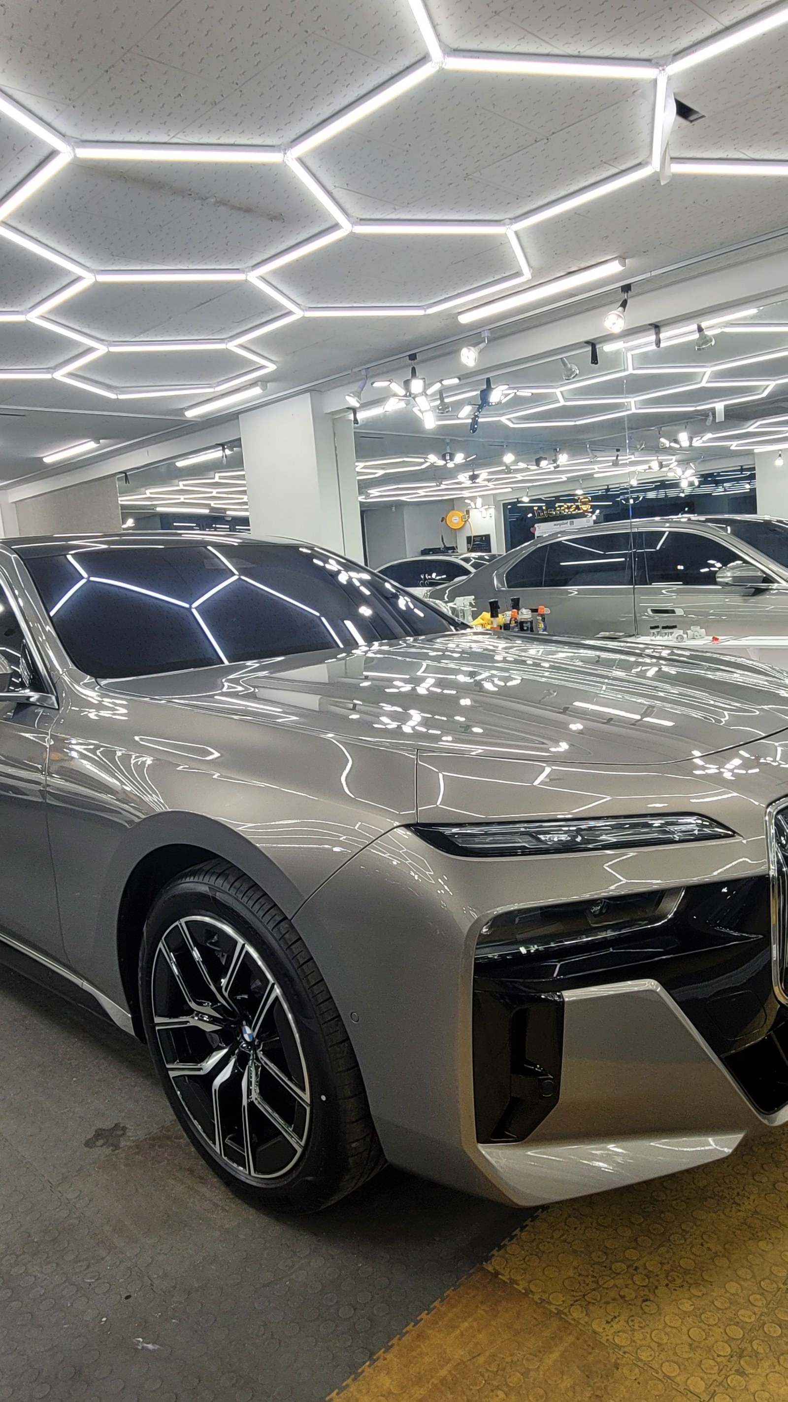 BMW 740i 골드 신차 F5 유리막코팅 - 부산 쉴드광택 전면