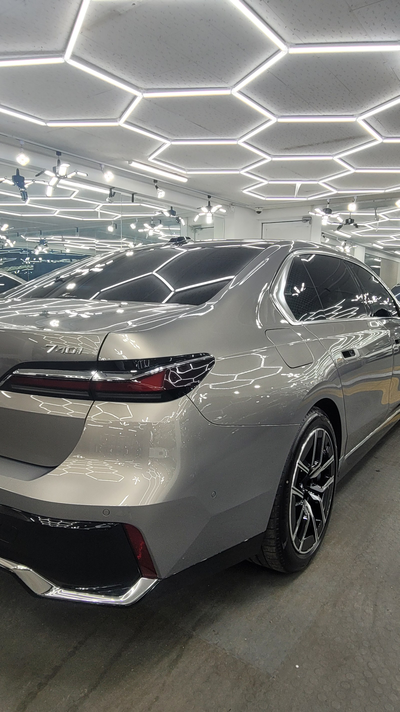 BMW 740i 골드 전측면 글로시 - 부산 유리막코팅