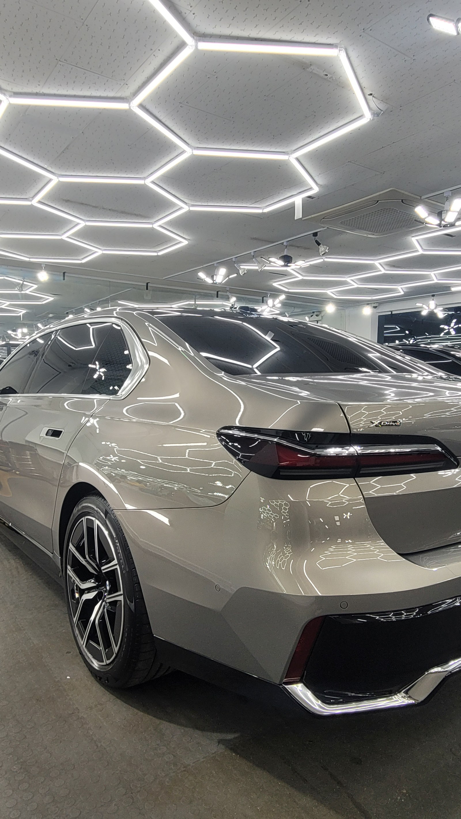 BMW 740i 골드 후측면 - 부산 쉴드광택 신차코팅