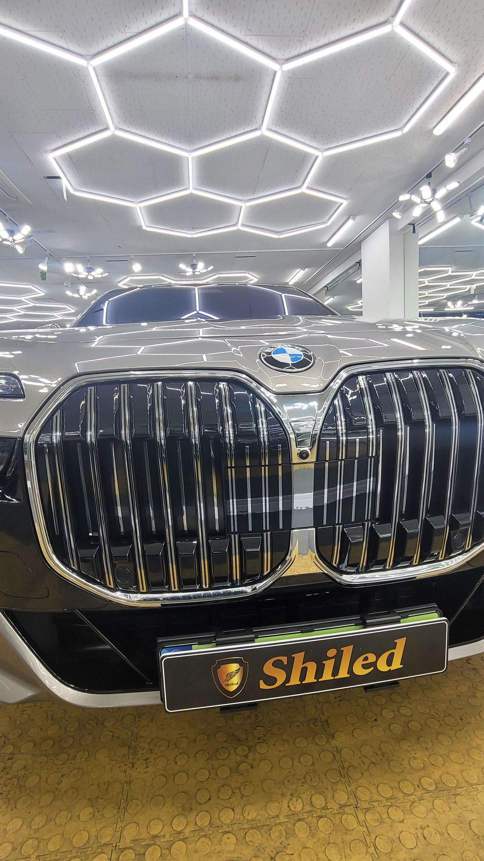 BMW 740i 골드 전면 그릴 - 부산 쉴드광택 신차코팅