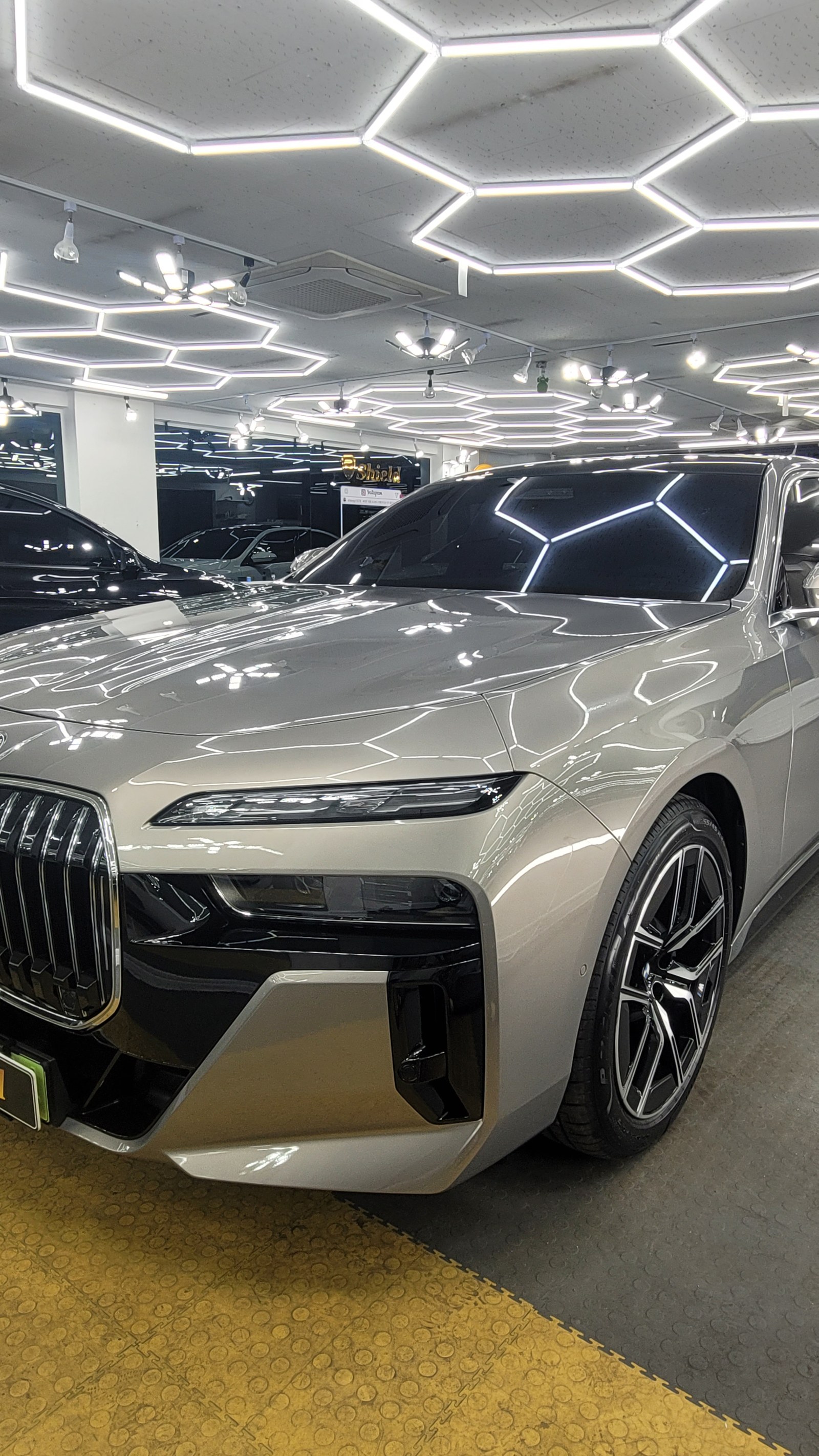 BMW 740i 골드 전측면 마무리 - 부산 유리막코팅