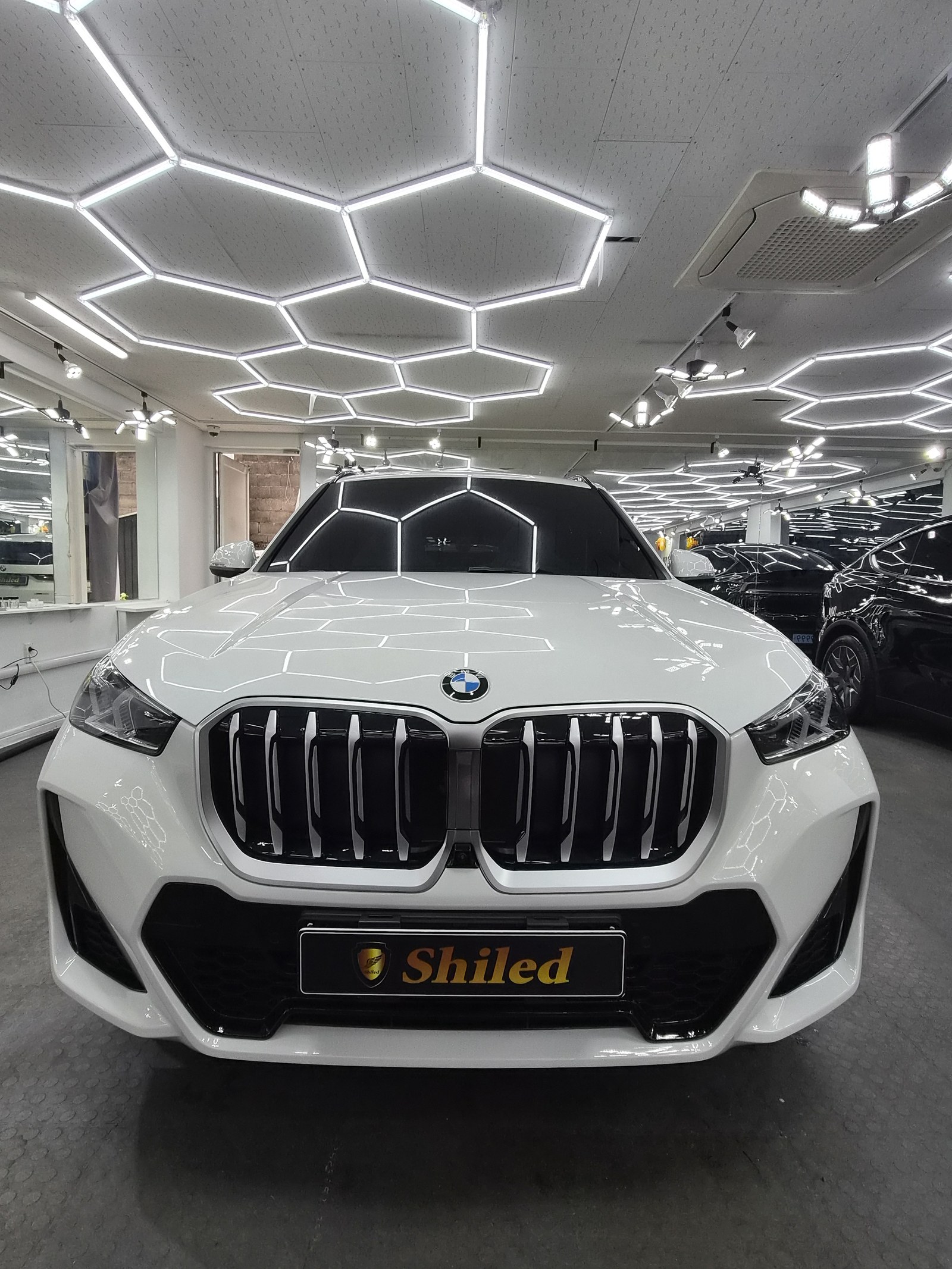BMW X1 백색 신차 F5 유리막코팅 - 부산 대연동 쉴드광택 전면
