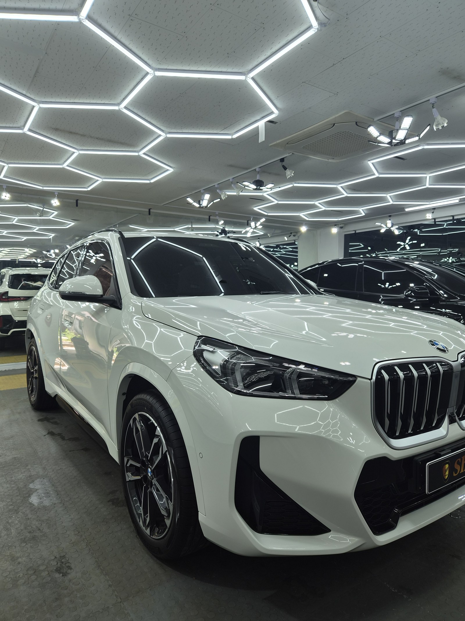 BMW X1 백색 전측면 글로시 - 부산 유리막코팅