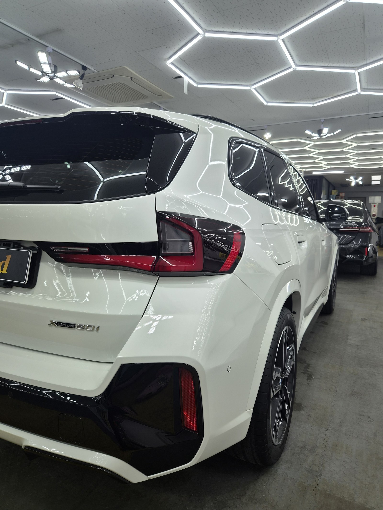 BMW X1 백색 후측면 - 부산 쉴드광택 신차코팅