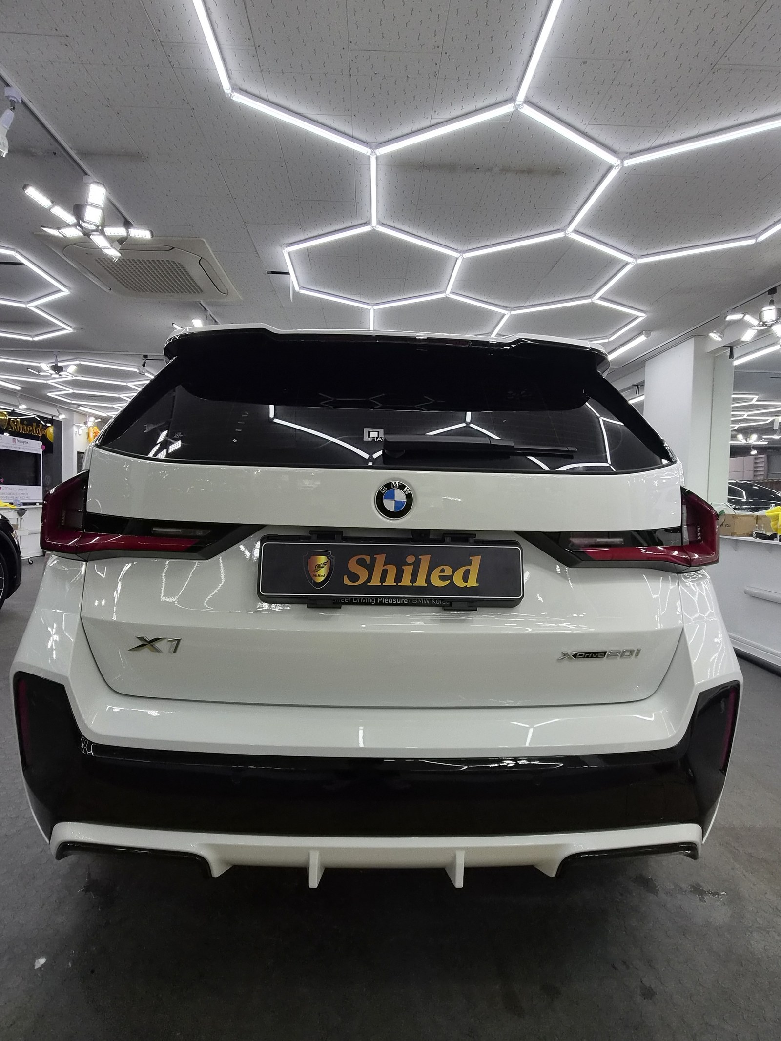BMW X1 백색 후면 - 부산 유리막코팅