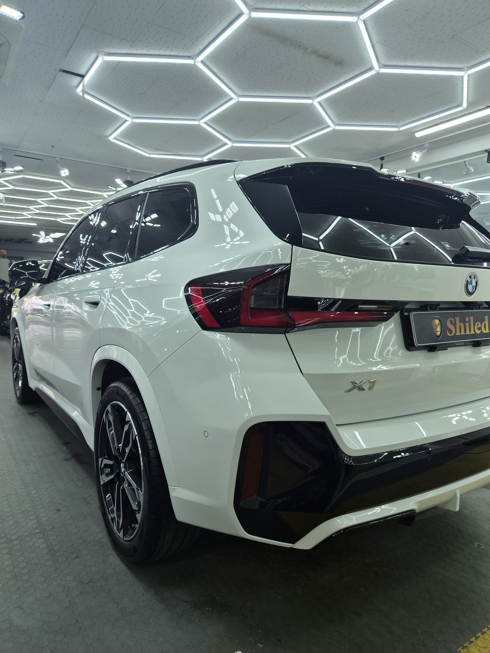BMW X1 백색 후측면2 - 부산 쉴드광택 신차코팅