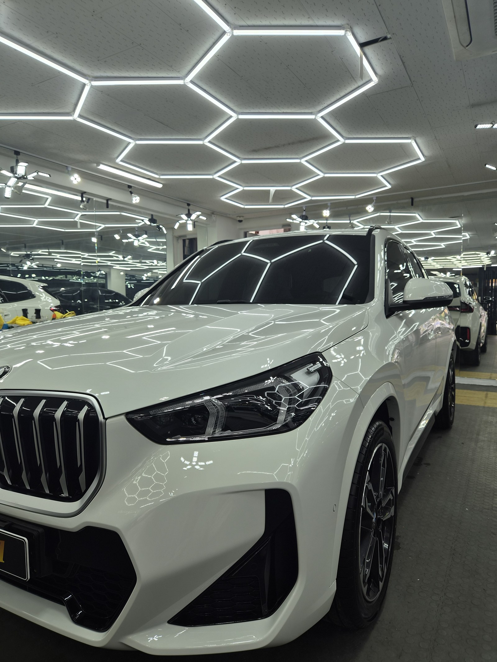 BMW X1 백색 전측면 마무리 - 부산 유리막코팅