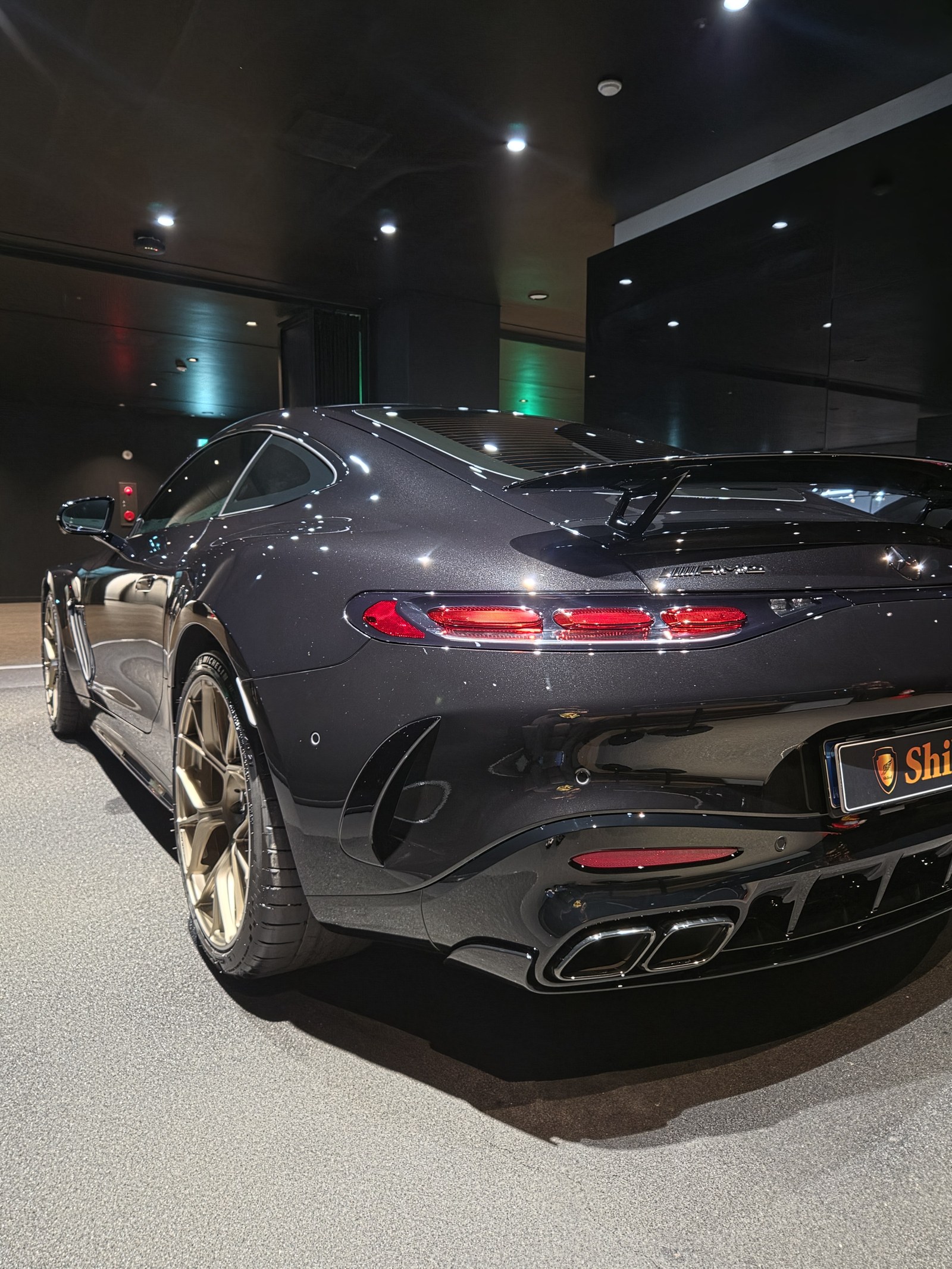 메르세데스-AMG GT63 검정 후측면 - 부산 쉴드광택 신차코팅