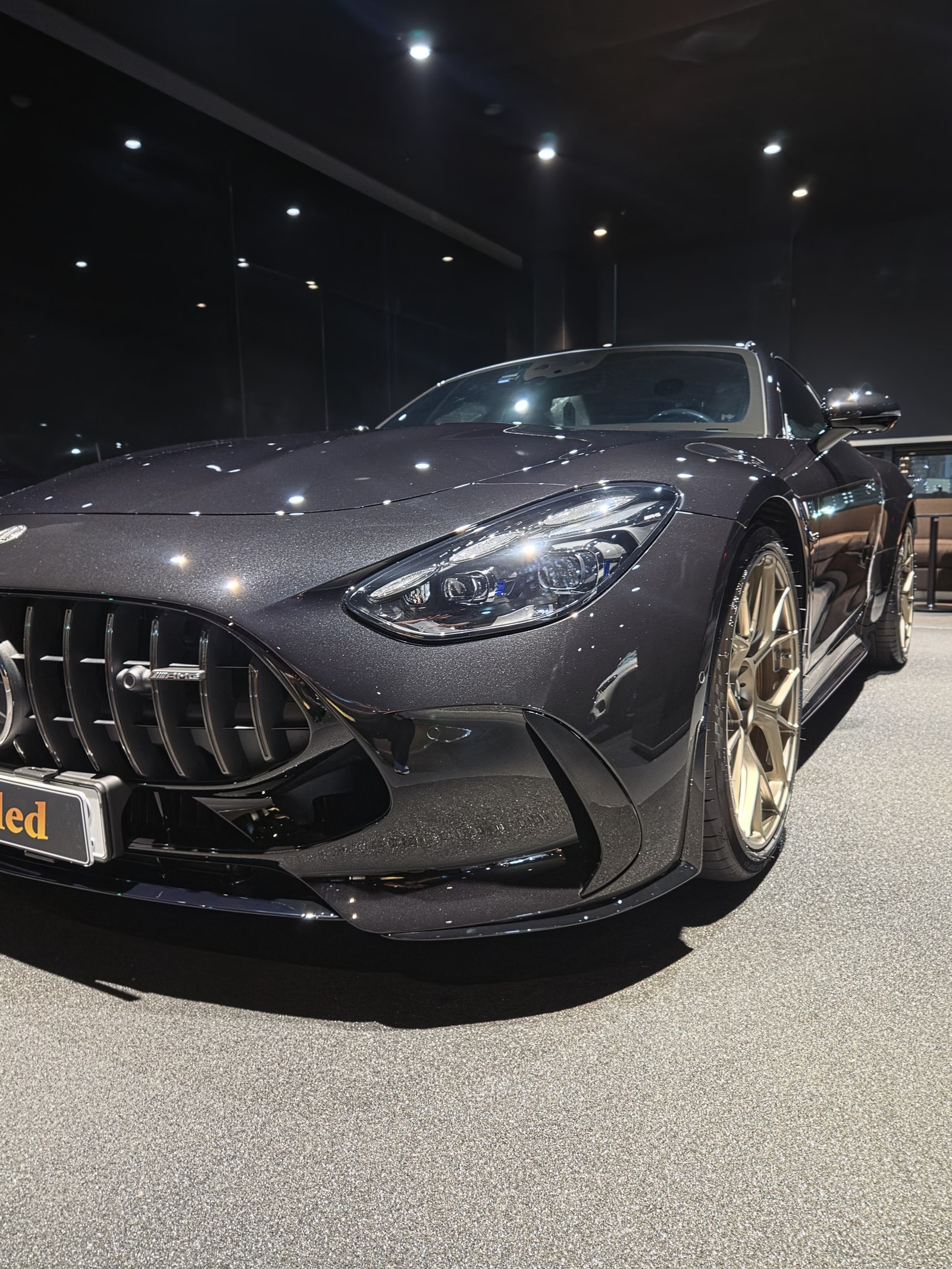 메르세데스-AMG GT63 검정 전측면 마무리 - 부산 유리막코팅