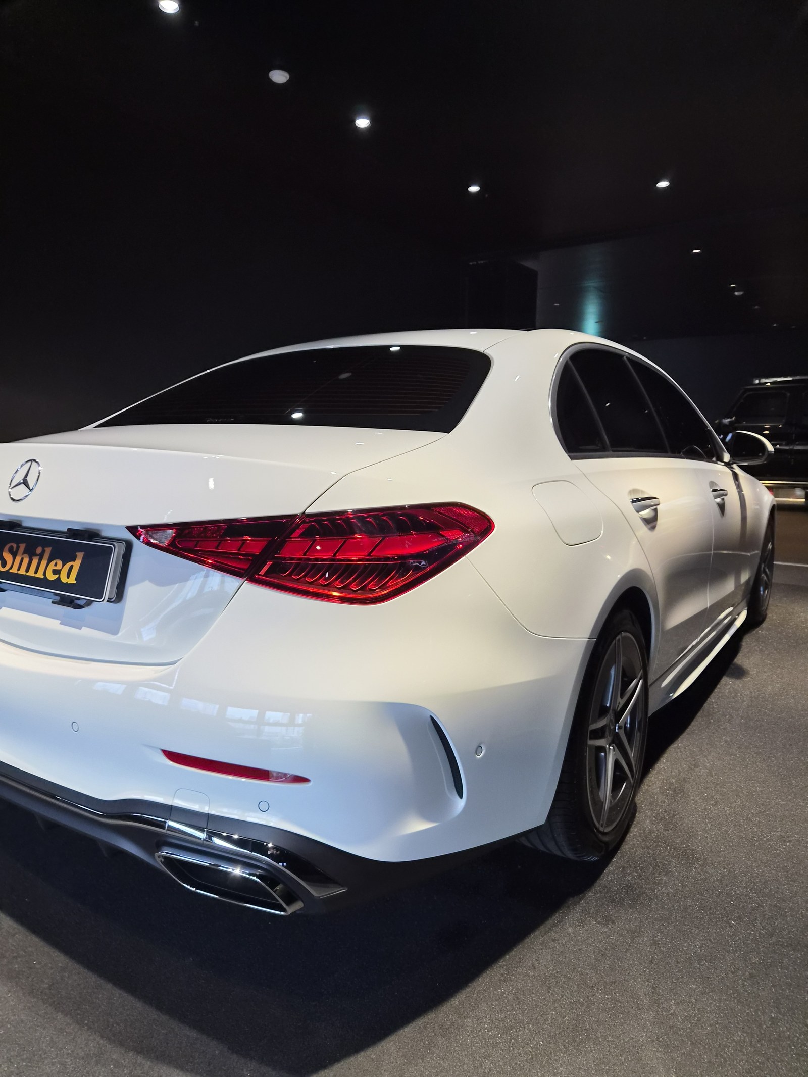 벤츠 C200 백색 후측면 - 부산 쉴드광택 신차코팅