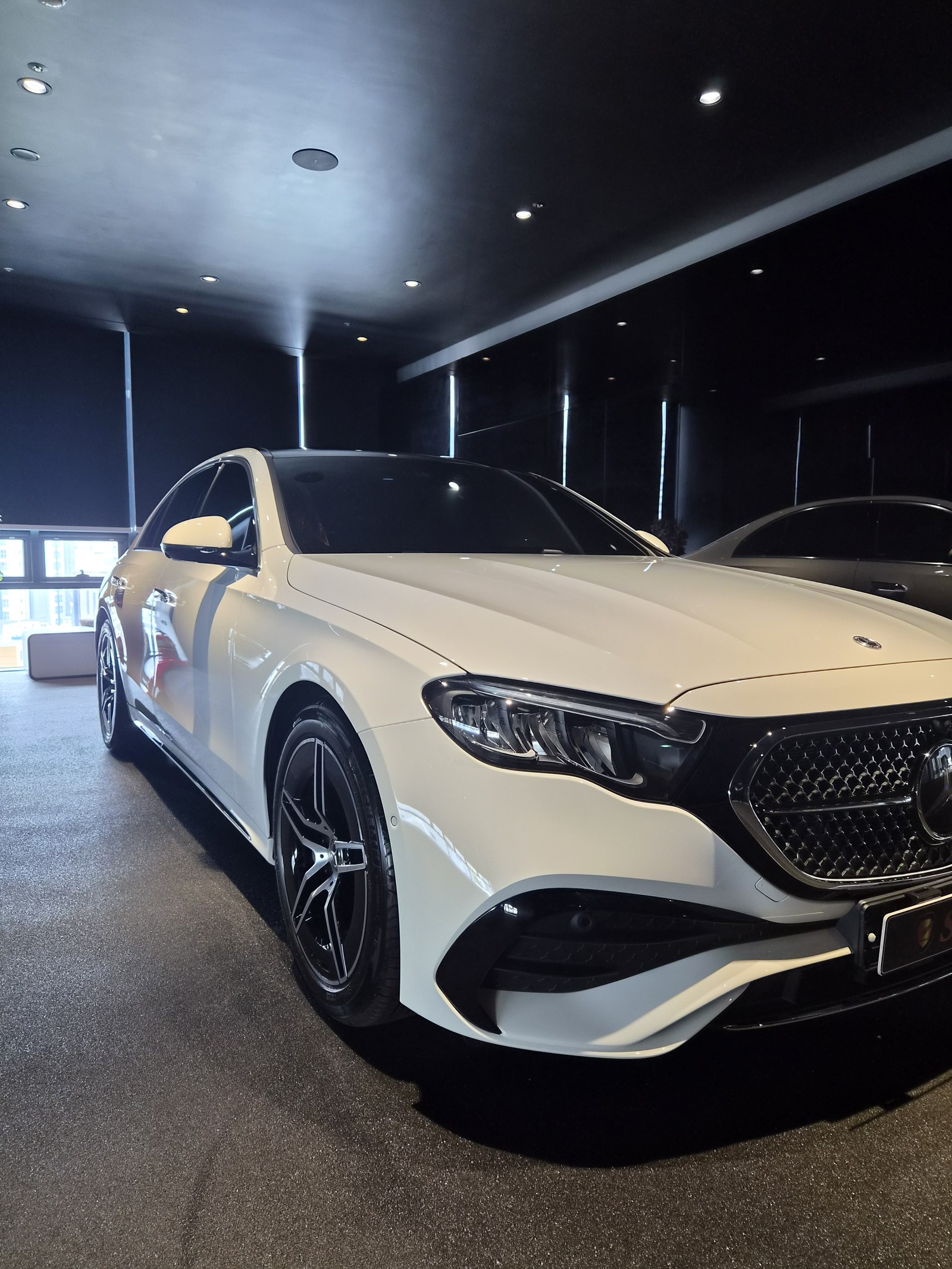 벤츠 E200 AMG라인 백색 전측면 글로시 - 부산 유리막코팅