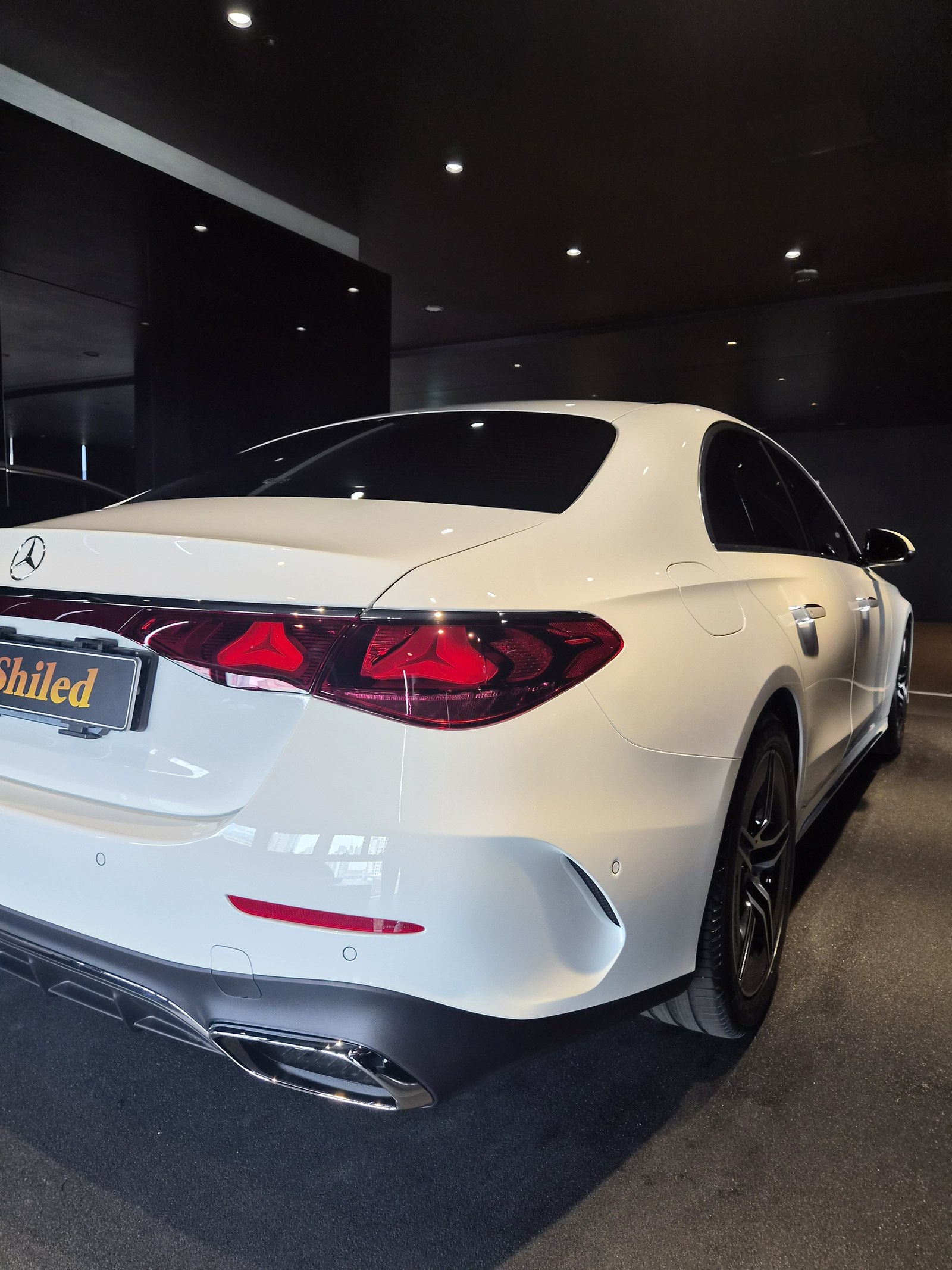 벤츠 E200 AMG라인 백색 후측면 - 부산 쉴드광택 신차코팅